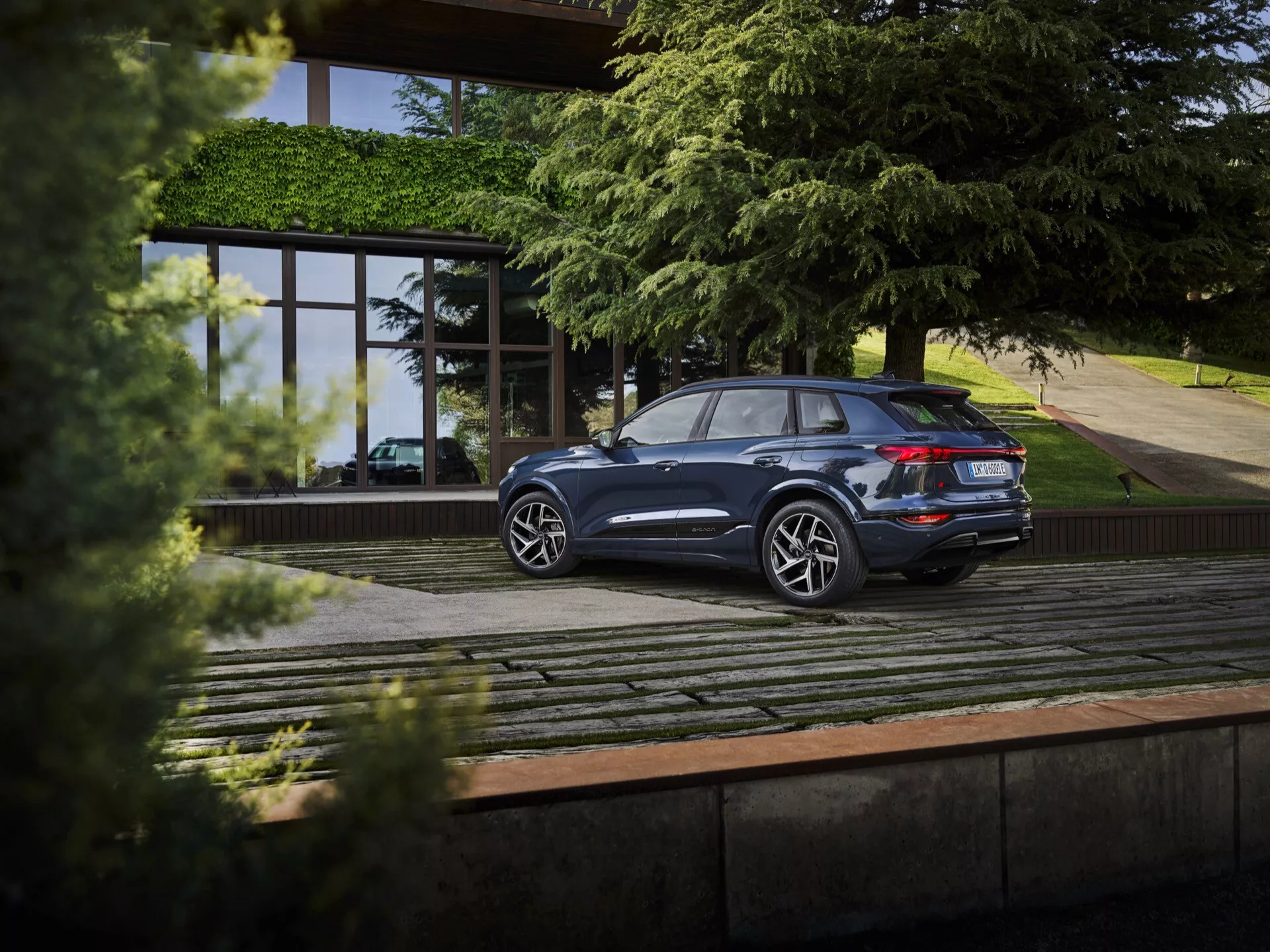Audi Q6 e-tron 2024 s elegantným dizajnom, pokročilou elektrickou technológiou, dynamickou prednou maskou, inovatívnym osvetlením a luxusným interiérom.