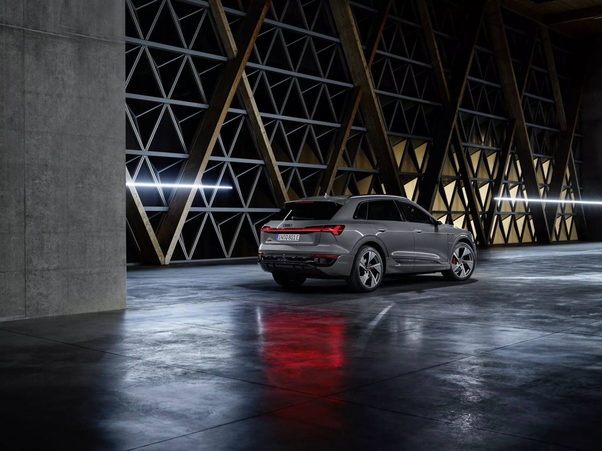 Audi Q8 e-tron 2023 v ľadovo bielej, ukazujúce jeho elegantný exteriér, pokročilé LED svetlomety a dynamickú siluetu