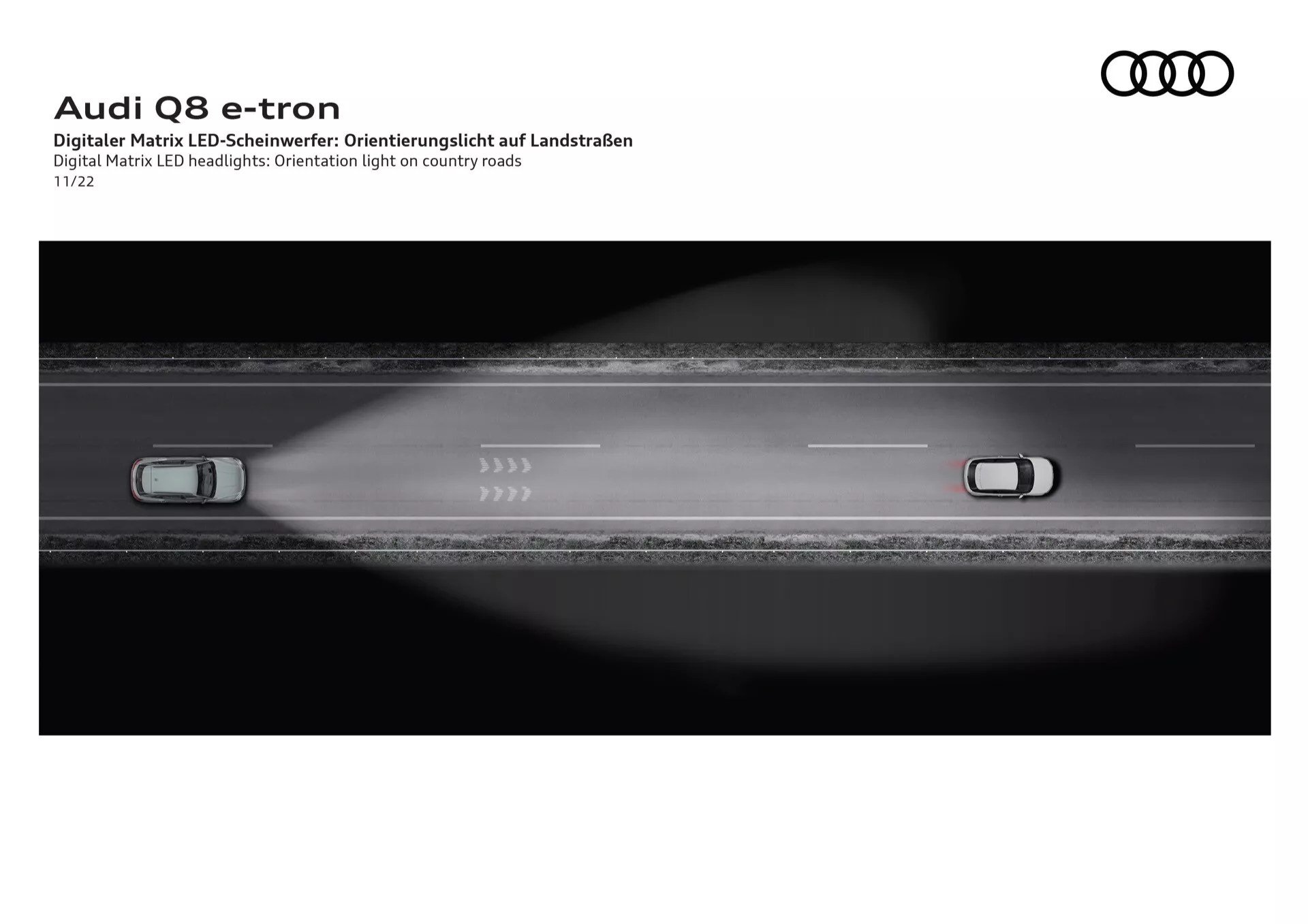 Svetlomety Digital Matrix LED Audi Q8 e-tron 2023 ukazujúce orientačné svetlo na vidieckych cestách, ilustrujúce pokročilú technológiu osvetlenia s presnými svetelnými vzormi na tmavom asfalte