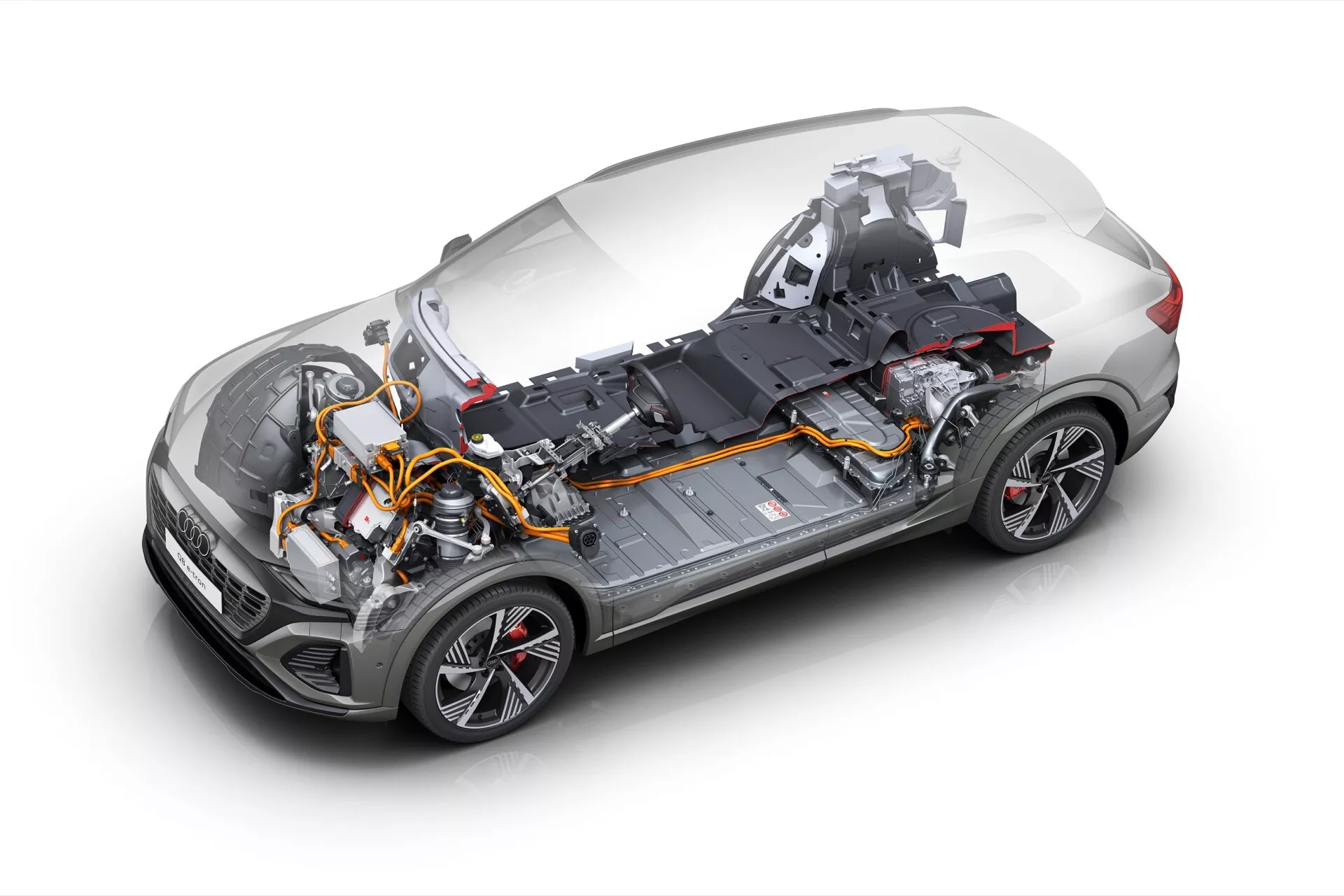 Prierezový pohľad na Audi Q8 e-tron 2023 zdôrazňujúci hybridnú a elektrickú pohonnú technológiu, s perspektívou troch štvrtín predstavujúcou vnútorné a vonkajšie dizajnové prvky vozidla, vrátane športového ráfiku, motora, vysokonapäťového kábla a batériového balíka