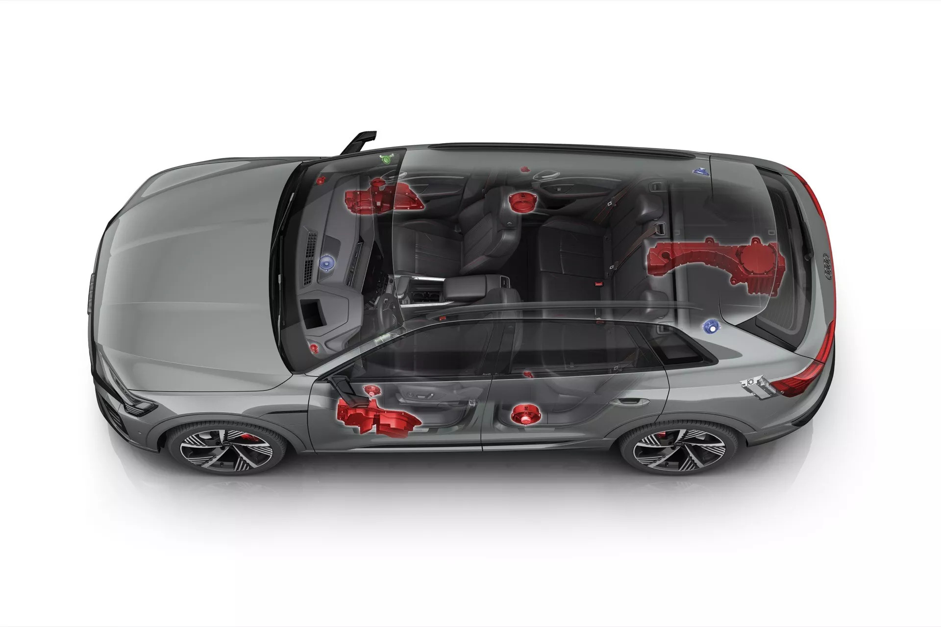 Ilustrácia z vtáčej perspektívy Audi Q8 e-tron 2023 odhaľujúca vrchné a čiastočné bočné pohľady s vyznačenými technickými prvkami, ale bez strešného okna, ukazujúca aerodynamický dizajn karosérie, umiestnenie zrkadiel, pokročilé technologické body ako senzory, dizajn zliatinových kolies a polpriehľadný pohľad na vnútorné usporiadanie vrátane usporiadania sedadiel a potenciálnych EV komponentov v podvozku.