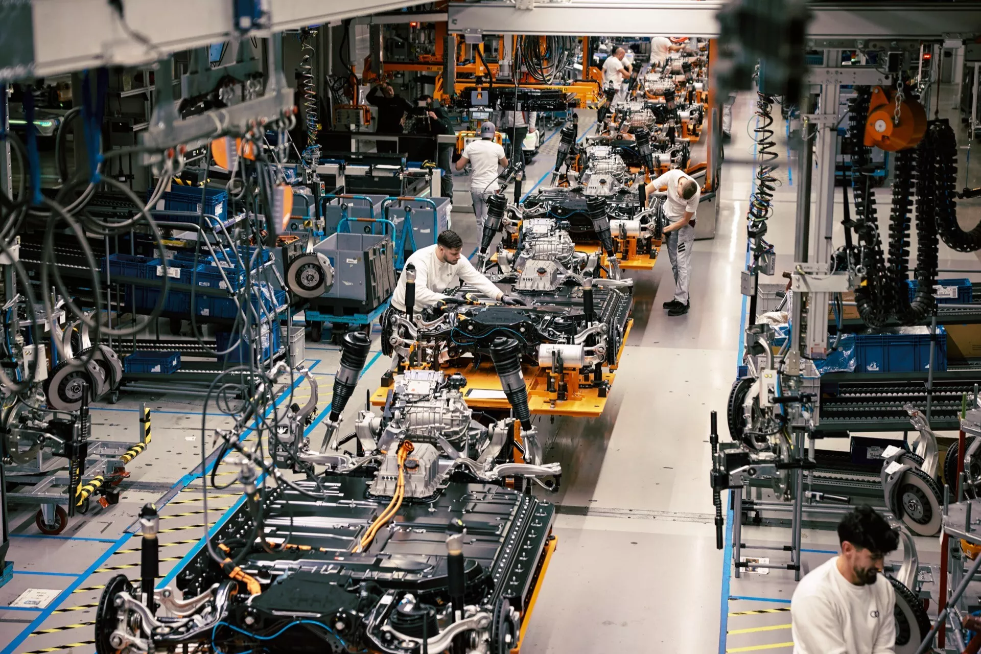 Audi Q8 e-tron 2023 v ľadovo bielej farbe idúce po horskej ceste s pokročilou technológiou elektrického SUV a luxusným interiérom