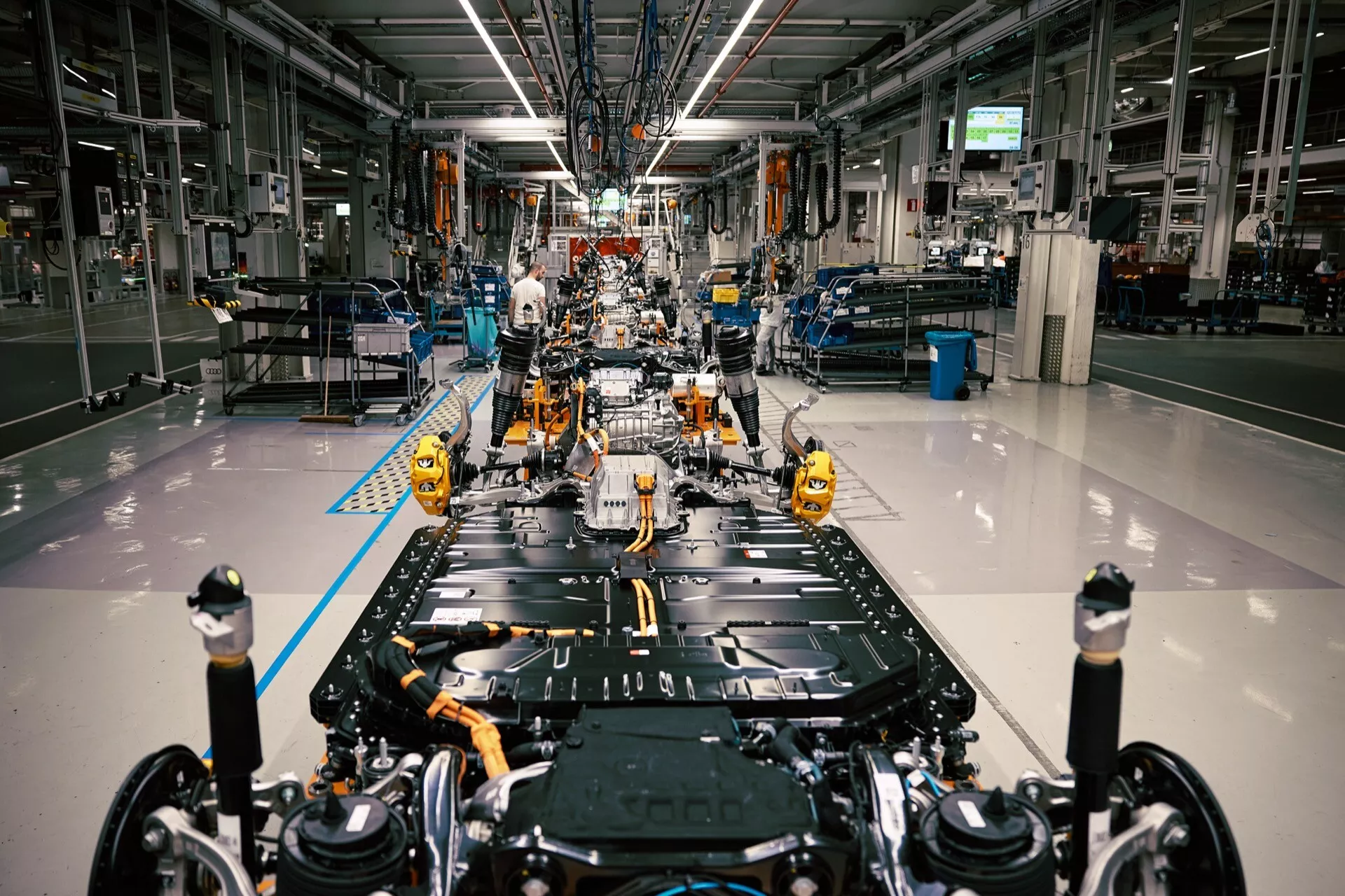 Elektrické SUV Audi Q8 e-tron rok 2023 v ľadovo bielej farbe zaparkované vonku, ktoré prezentuje pokročilú technológiu, elegantný dizajn a udržateľnú mobilitu