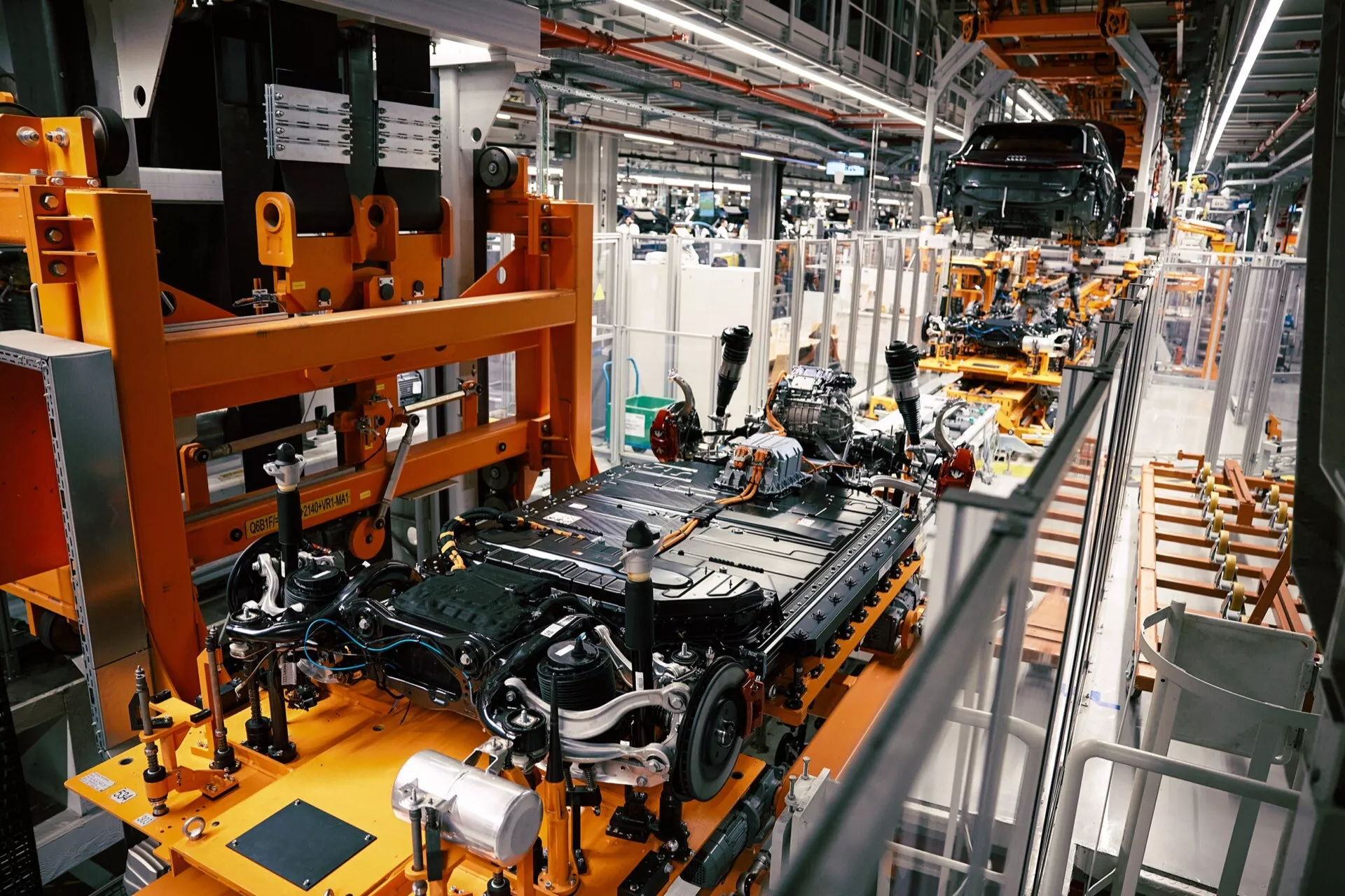 Pohľad z výšky na montážnu linku Audi Q8 e-tron 2023 v továrni s karosériou auta a robotickou automatizáciou