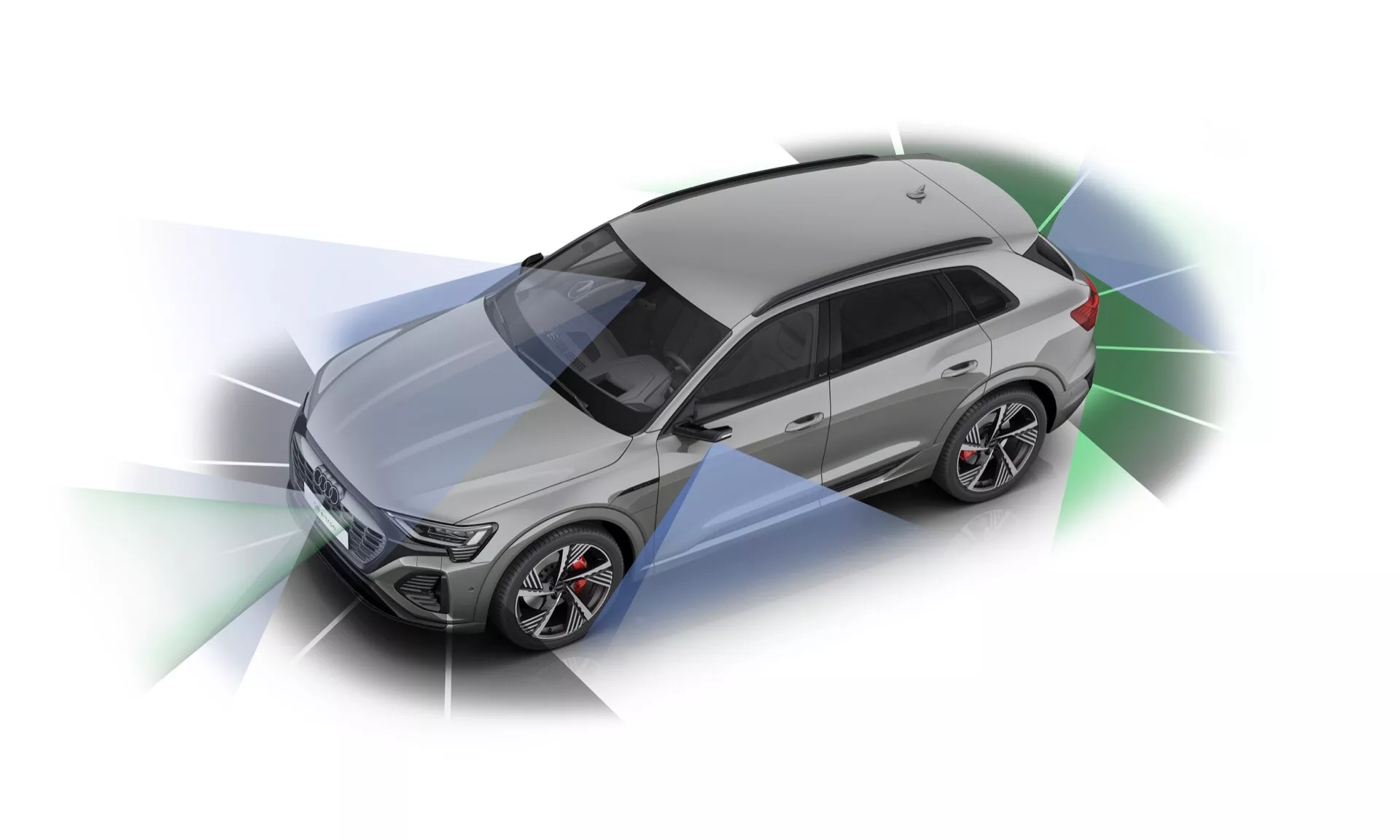 Vysokoúhlový pohľad na Audi Q8 e-tron 2023 ukazujúci jeho športový kupé SUV dizajn, panoramatickú strechu, zliatinové kolesá s viacerými lúčmi, LED osvetlenie a pokročilé bezpečnostné funkcie
