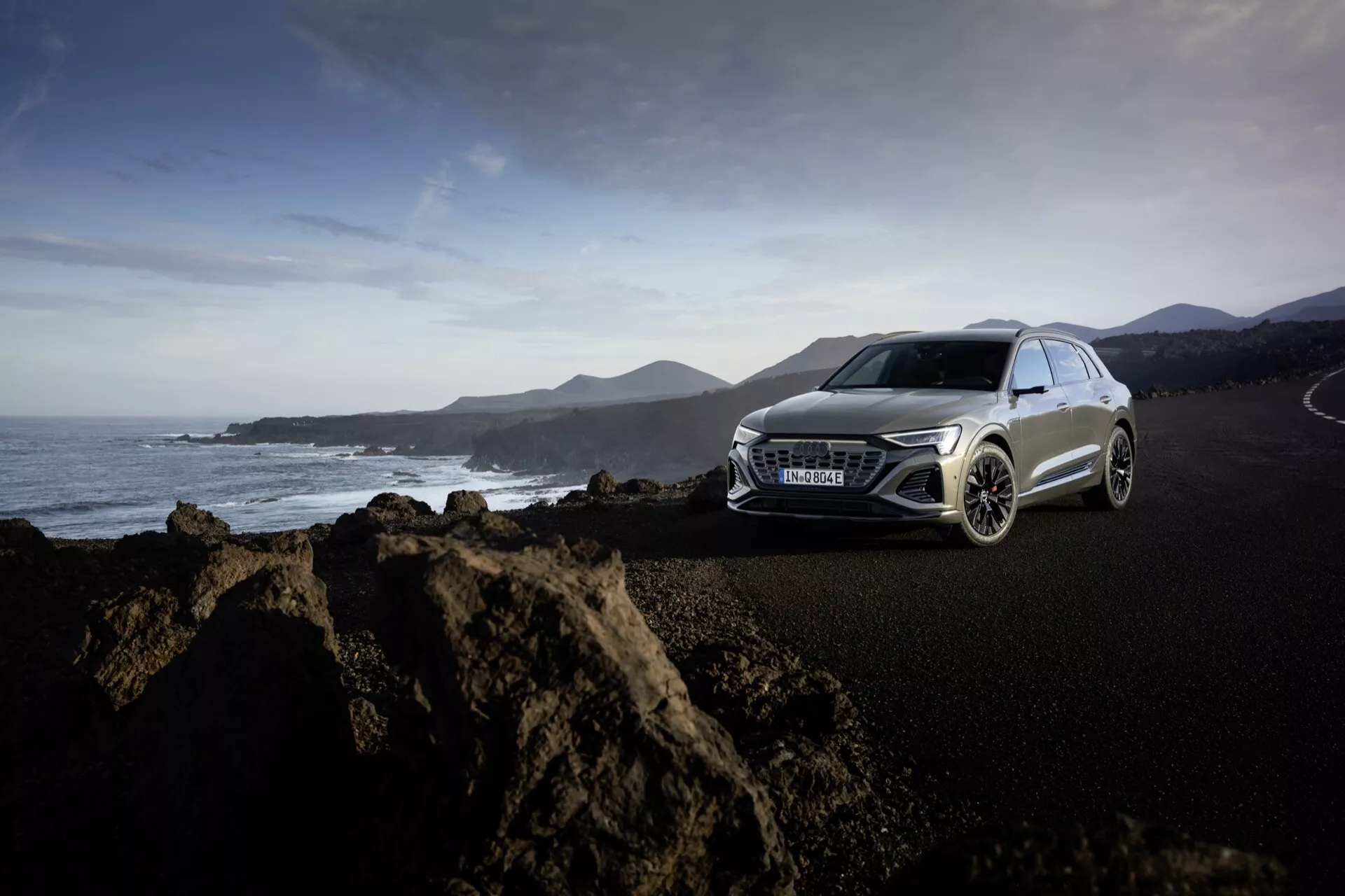 Audi Q8 E-Tron GE 2023 v metalickej modrej, pohľad z prednej strany na diaľnici