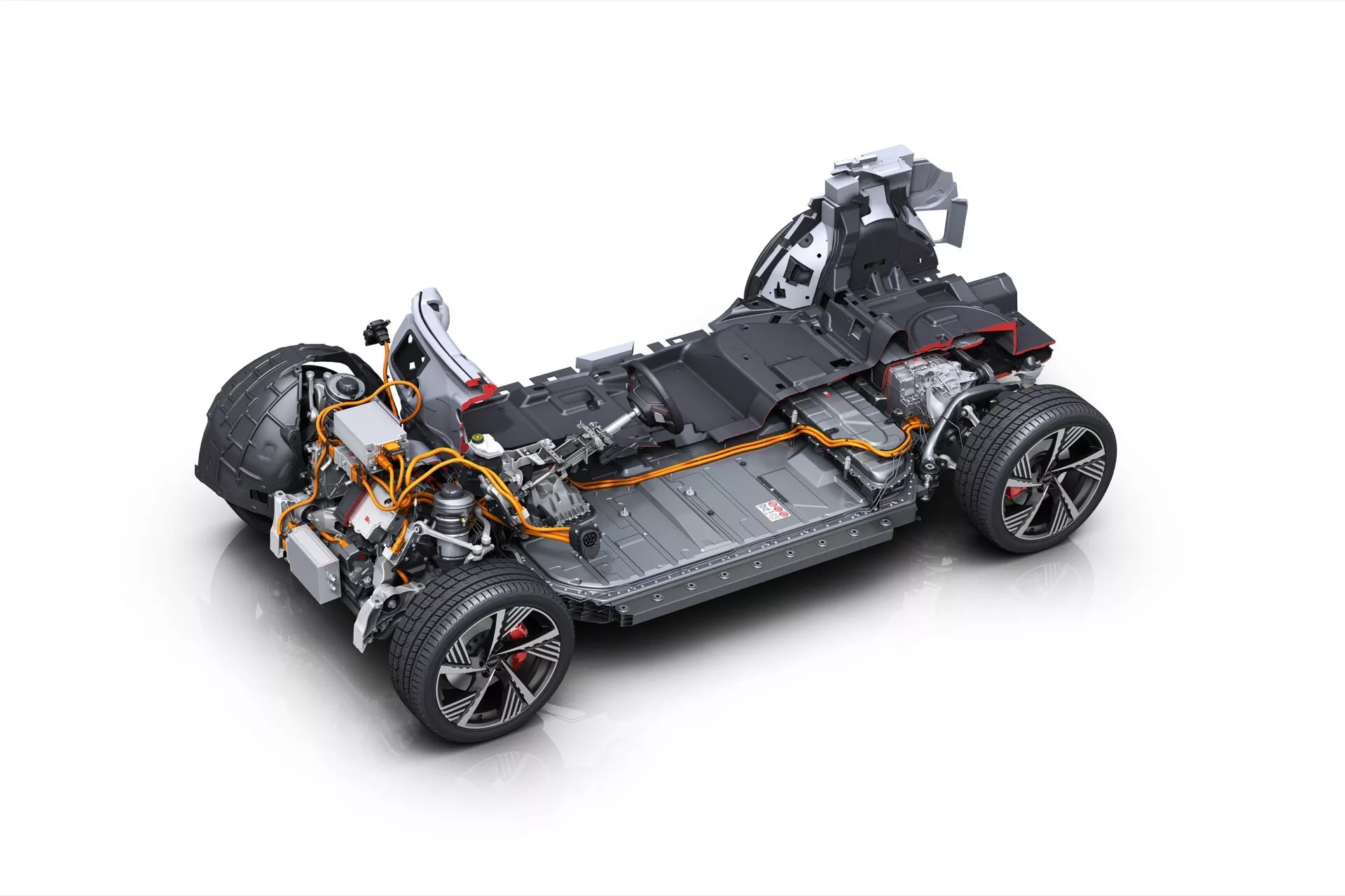 Pohľad zhora na podvozok elektrického vozidla Audi Q8 e-tron 2023 odhaľujúci batériový balík, elektrické motory, zavesenie, brzdy a bezpečnostné prvky bez karosárskych panelov