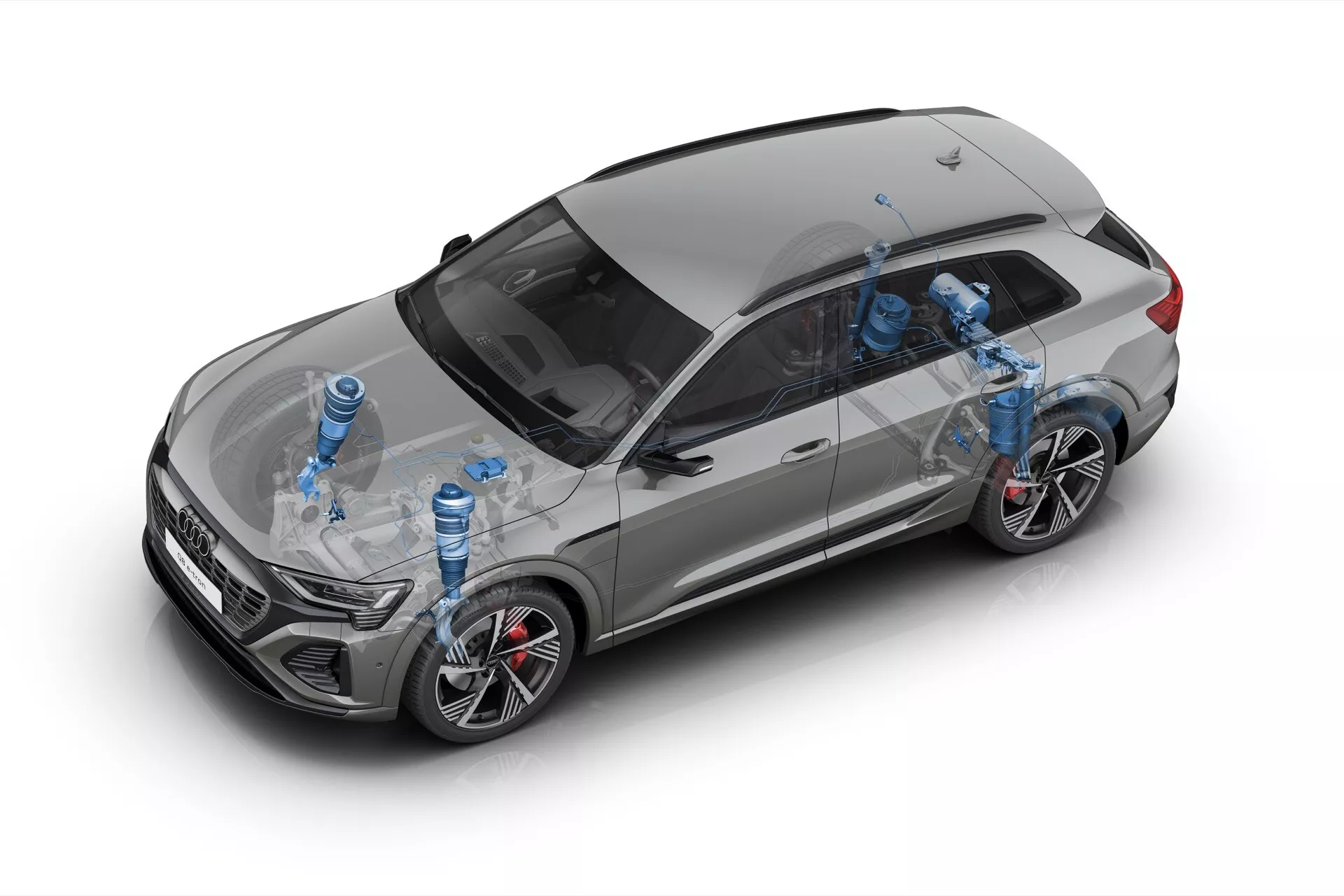 Počítačom generovaný obraz SUV Audi Q8 e-tron 2023 z vysokého uhla a trojštvrtinového pohľadu na prednú a bočnú stranu ukazujúci prednú mriežku, LED svetlomety, dvere na strane vodiča a aerodynamický siluetu so športovou naklonenou strechou umiestnenú proti jednofarebnému pozadiu, ktoré zdôrazňuje jej moderný dizajn a funkcie, ako sú veľké zliatinové kolesá s červenými brzdovými strmienkami, senzory pre pokročilé asistenčné systémy vodiča a viditeľné komponenty vzduchového odpruženia pre nastaviteľnú výšku jazdy.