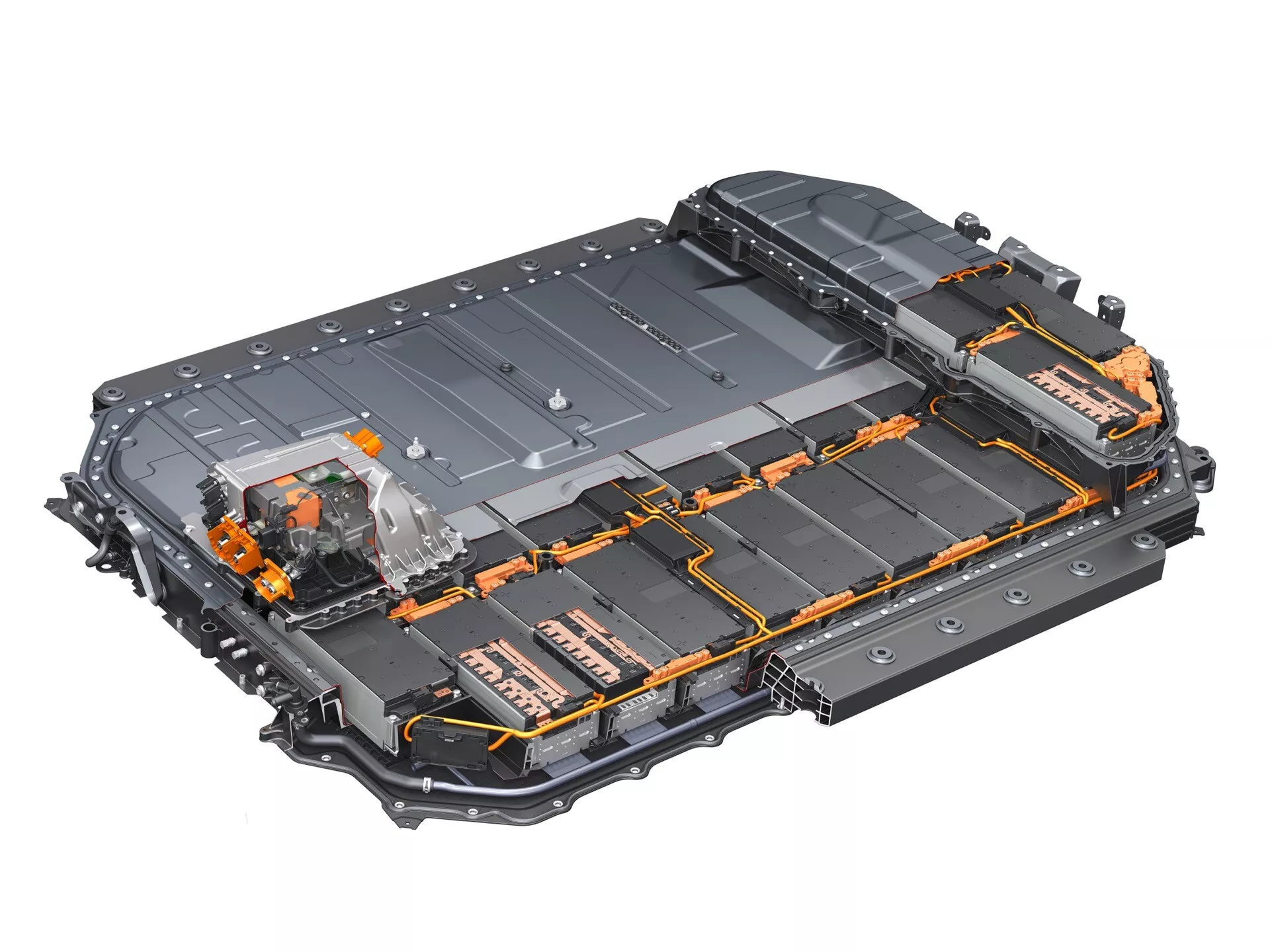 Pohľad zhora na batériový balík elektrického vozidla Audi Q8 e-tron 2023, zobrazujúci plochý obdĺžnikový tvar a vnútorné batériové moduly chránené puzdrom s viditeľným oranžovým káblom vysokého napätia, čo zdôrazňuje technológiu lítium-ión a dizajn pre zníženie ťažiska vozidla.