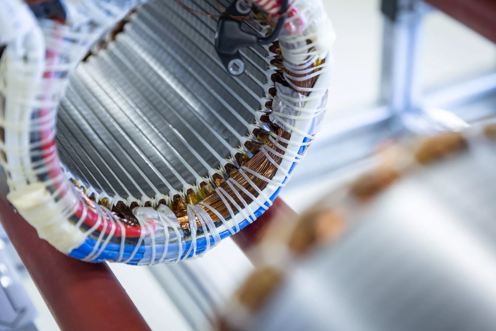 Detailný pohľad na stator elektrického motora so zameraním na medené vinutia a izoláciu, zdôrazňujúci remeselné spracovanie pri konštrukcii motora