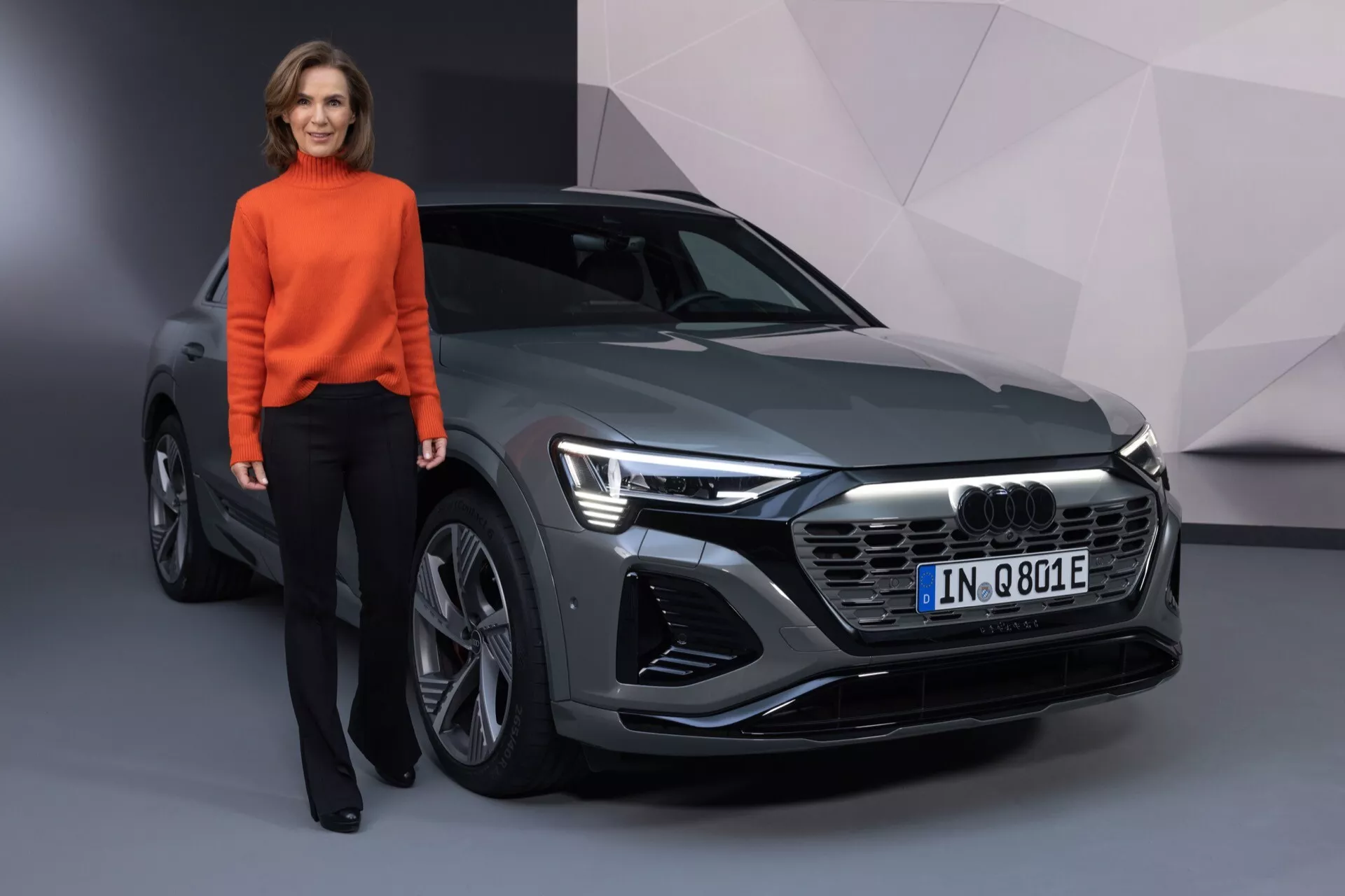 Pohľad z predného uhla na Audi Q8 e-tron 2023 s LED svetlometmi, šesťuholníkovou prednou mriežkou a elegantnými dizajnovými líniami