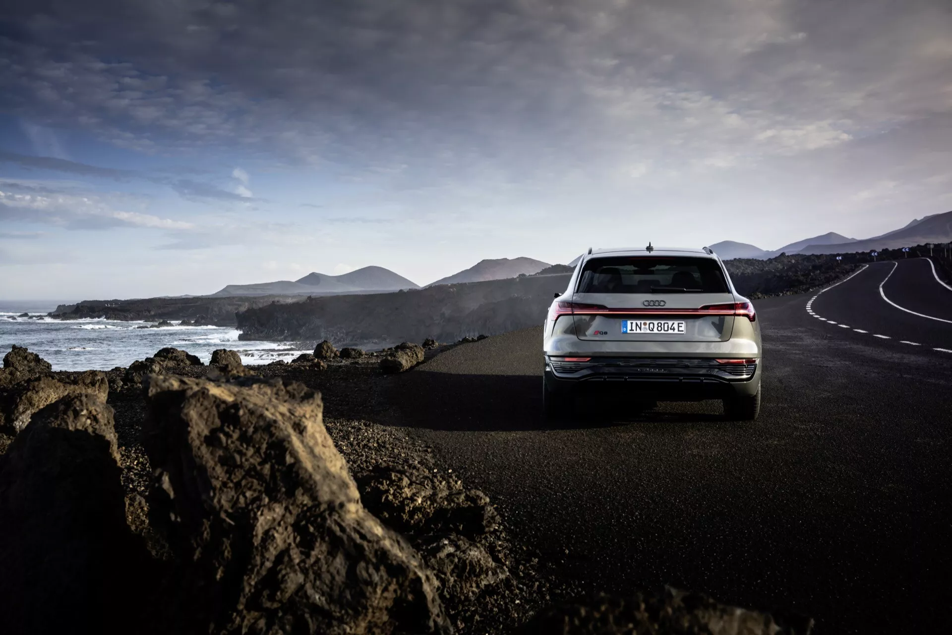 Audi Q8 e-tron 2023 v grafitovej edícii ukazuje svoj elegantný siluetu, pokročilé LED osvetlenie a aerodynamický dizajn