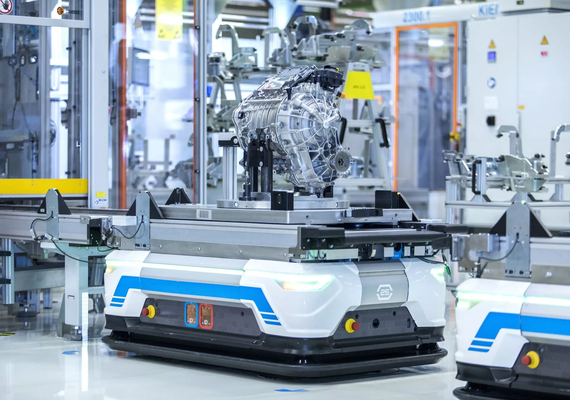 Audi Q8 e-tron 2023 v glacier white, ukazujúci jeho elegantný dizajn, LED svetlomety a priestranný elektrický interiér