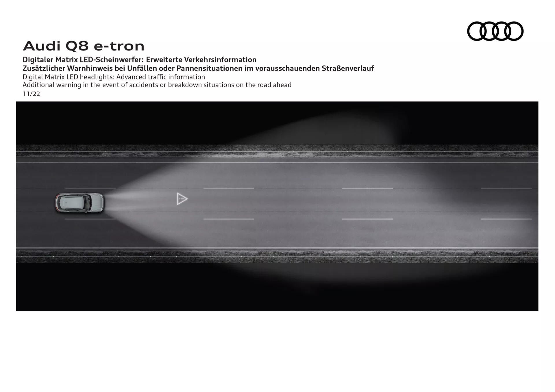 Zhora pohľad na Audi Q8 e-tron 2023 predvádzajúce technológiu svetlometov Digital Matrix LED na tmavej ceste, na monochromatickom prezentačnom obrázku zdôrazňujúcom pokročilé svetelné funkcie a bezpečnosť.
