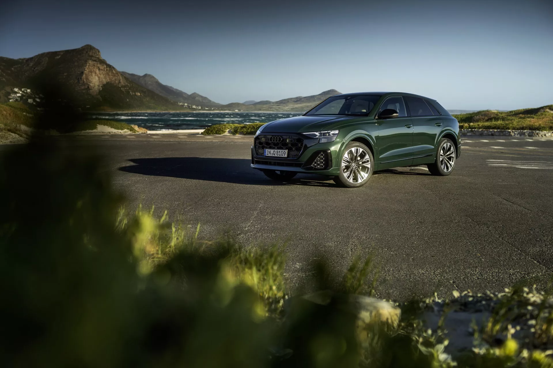 Model Audi Q8 4M-Facelift 2023 ukazujúci svoj elegantný dizajn, pokročilé LED svetlomety a luxusný interiér