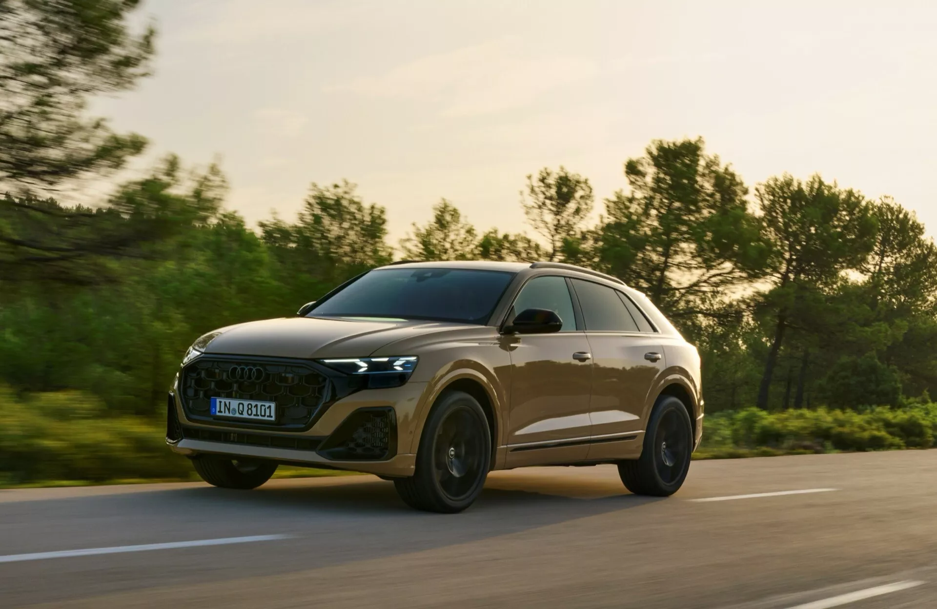 Audi Q8 2023 (4M Facelift) v dynamickom postoji zdôrazňujúci jeho elegantný dizajn a pokročilé vlastnosti