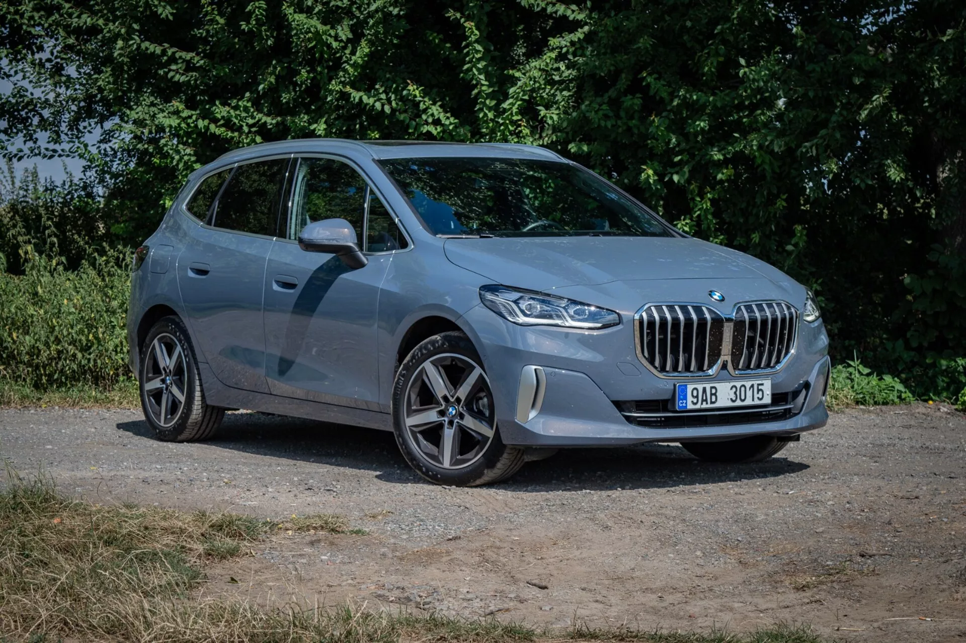 BMW radu 2 Active Gran Tourer 2022 predvádzajúci svoj elegantný dizajn, moderný interiér a pokročilé technologické funkcie