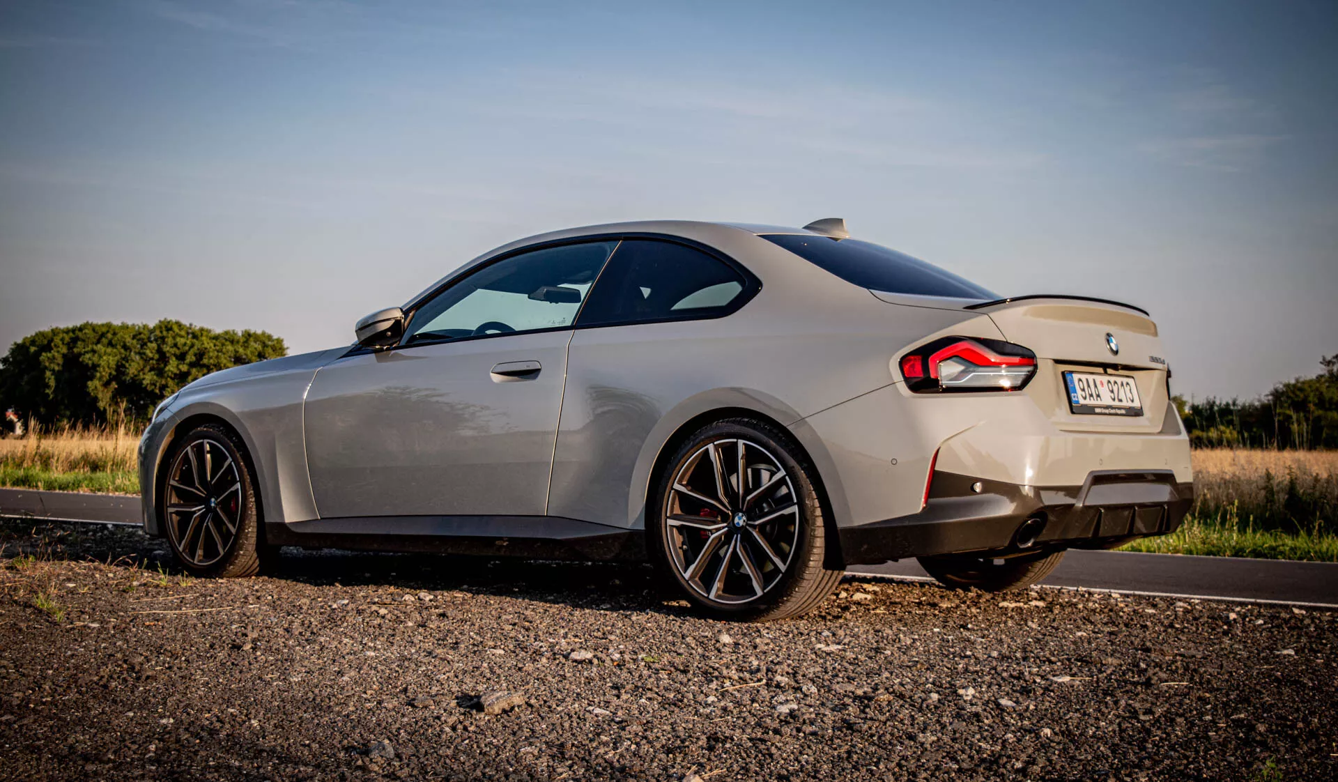 BMW 2. rada Coupé 2022 s elegantným aerodynamickým dizajnom, ikonickou obličejovou mriežkou a pokročilými LED svetlometmi; predstavuje moderný, luxusný interiér z vysoko kvalitných materiálov, špičkových technológií a športovej dynamiky jazdy.