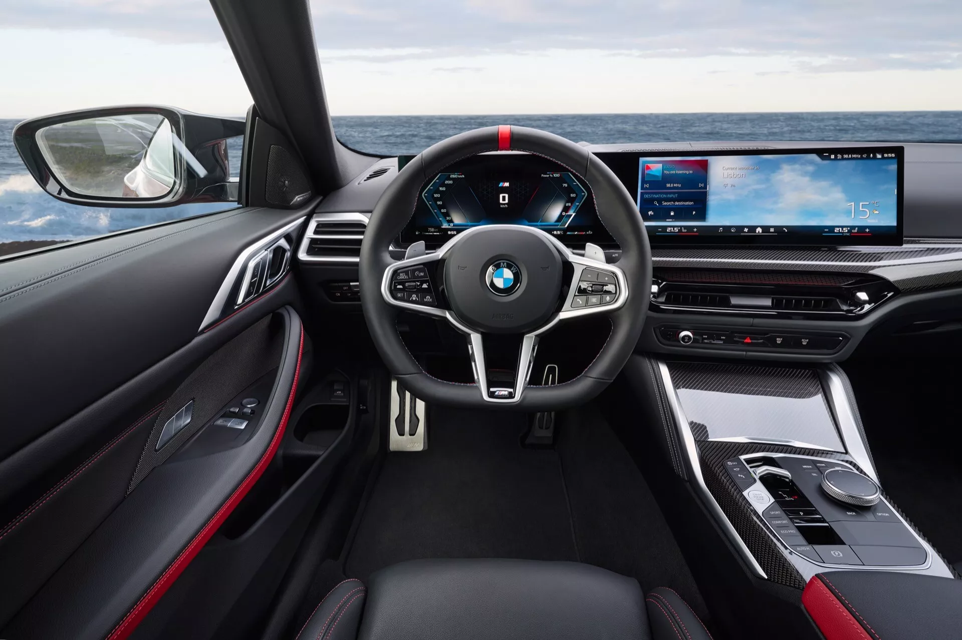 Interiér BMW radu 4 2024 (G22-G23-G26-G82-G83 facelift) so zameraním na volant a digitálny prístrojový panel z pohľadu vodičovho sedadla, predstavujúci pokročilé technológie a luxusné prvky