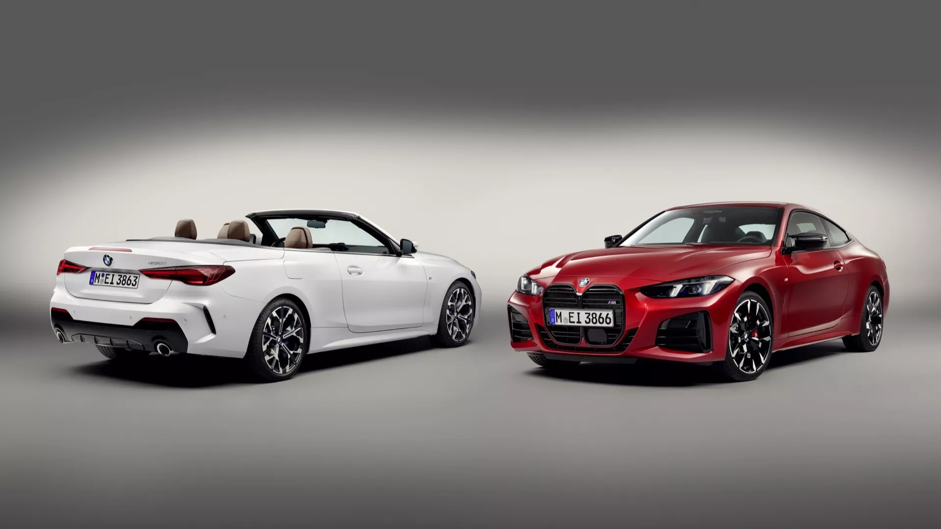BMW radu 4 2024 (G22-G23-G26-G82-G83, facelift) prezentuje vedľa seba biely kabriolet so stiahnutou čiernou mäkkou strechou a červené kupé s agresívnym predným dizajnom, obe proti neutrálnemu šedému pozadiu zdôrazňujúcim ich štýlový dizajn, zliatinové kolesá s viacerými ramenami a výkonnostné charakteristiky.