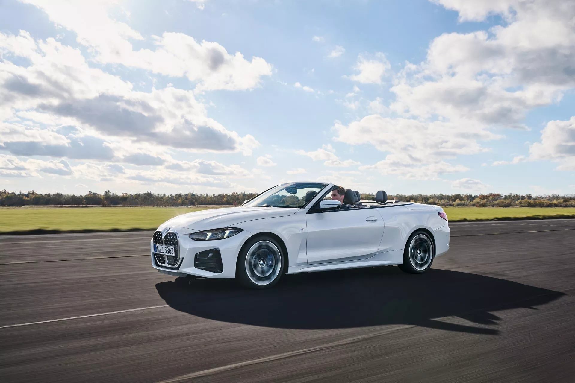 Kabriolet BMW radu 4 2024 (facelift G22-G23-G26-G82-G83) v pohybe, prezentuje luxus s otvoreným vrchom, dynamické dizajnové línie a vysokovýkonné funkcie