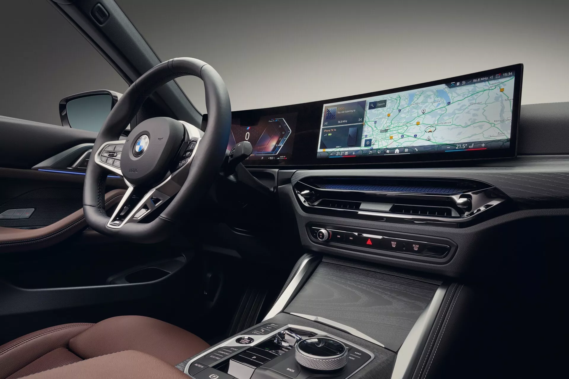 Podrobný pohľad na interiér BMW radu 4 (G22-G23-G26-G82-G83 Facelift) na rok 2024 ukazujúci sofistikovaný palubnú dosku, digitálny prístrojový panel a multimediálny infotainment systém z perspektívy spolujazdca vpredu, zdôrazňujúci volant so značkovým logom luxusnej značky a pokročilé ovládacie prvky, dvojzónovú klimatizáciu a sedadlá z kvalitnej kože.
