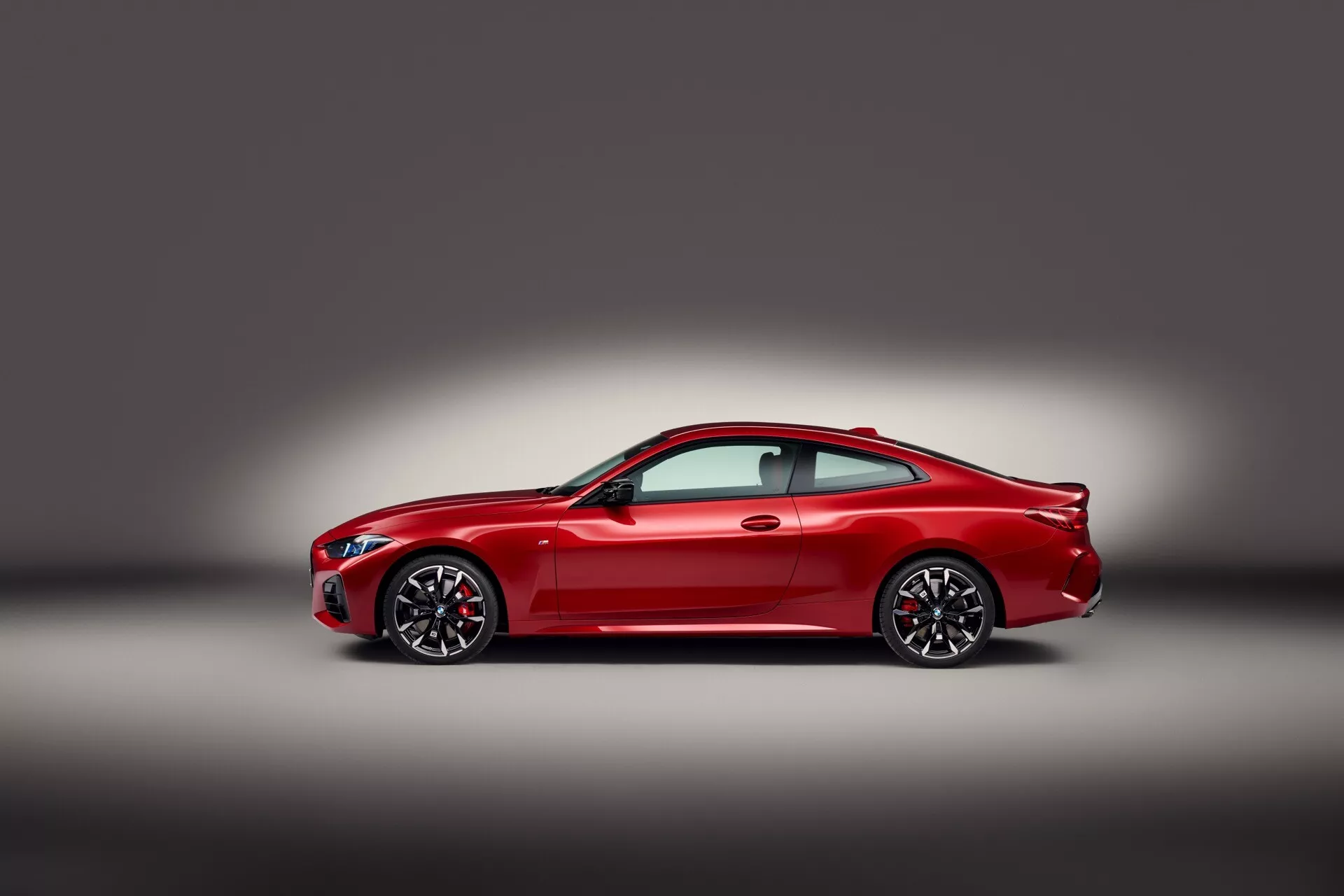 Facelift BMW série 4 2024 (G22-G23-G26-G82-G83) predstavujúci aktualizovaný vonkajší dizajn a nové funkcie