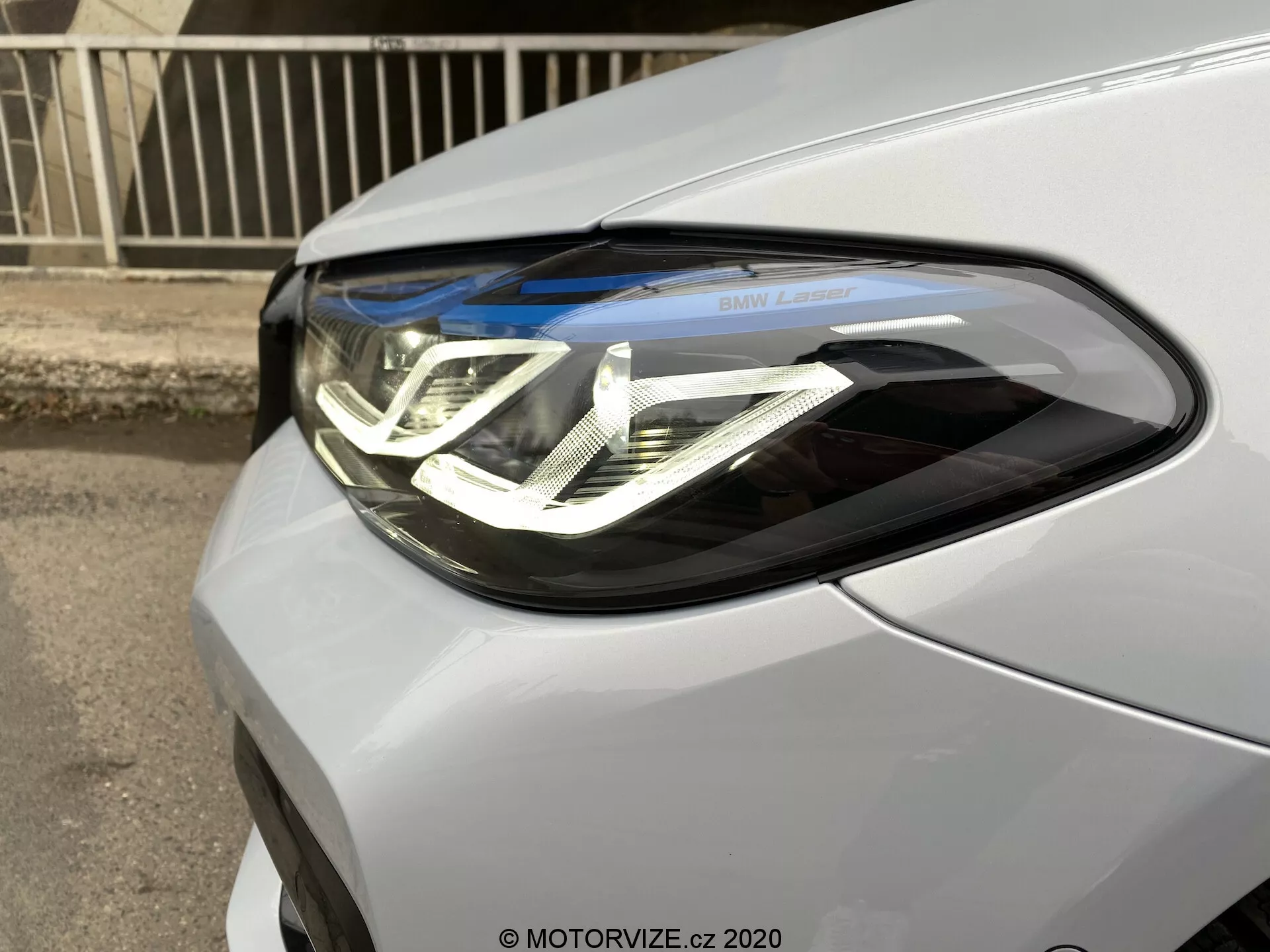 Detailný záber na predné svetlo na strane vodiča BMW 5er-reihe 2020 (BMW 520i Touring Steptronic). Obrázok zachytáva auto z predného trojštvrtového uhla, zvýrazňujúci zložité LED denné svietenie s dvojitým tvarom U, projektorové šošovky a nápis 'BMW Laser'. Svetelná súprava sa bez problémov integruje do metalického alebo perlového laku auta.
