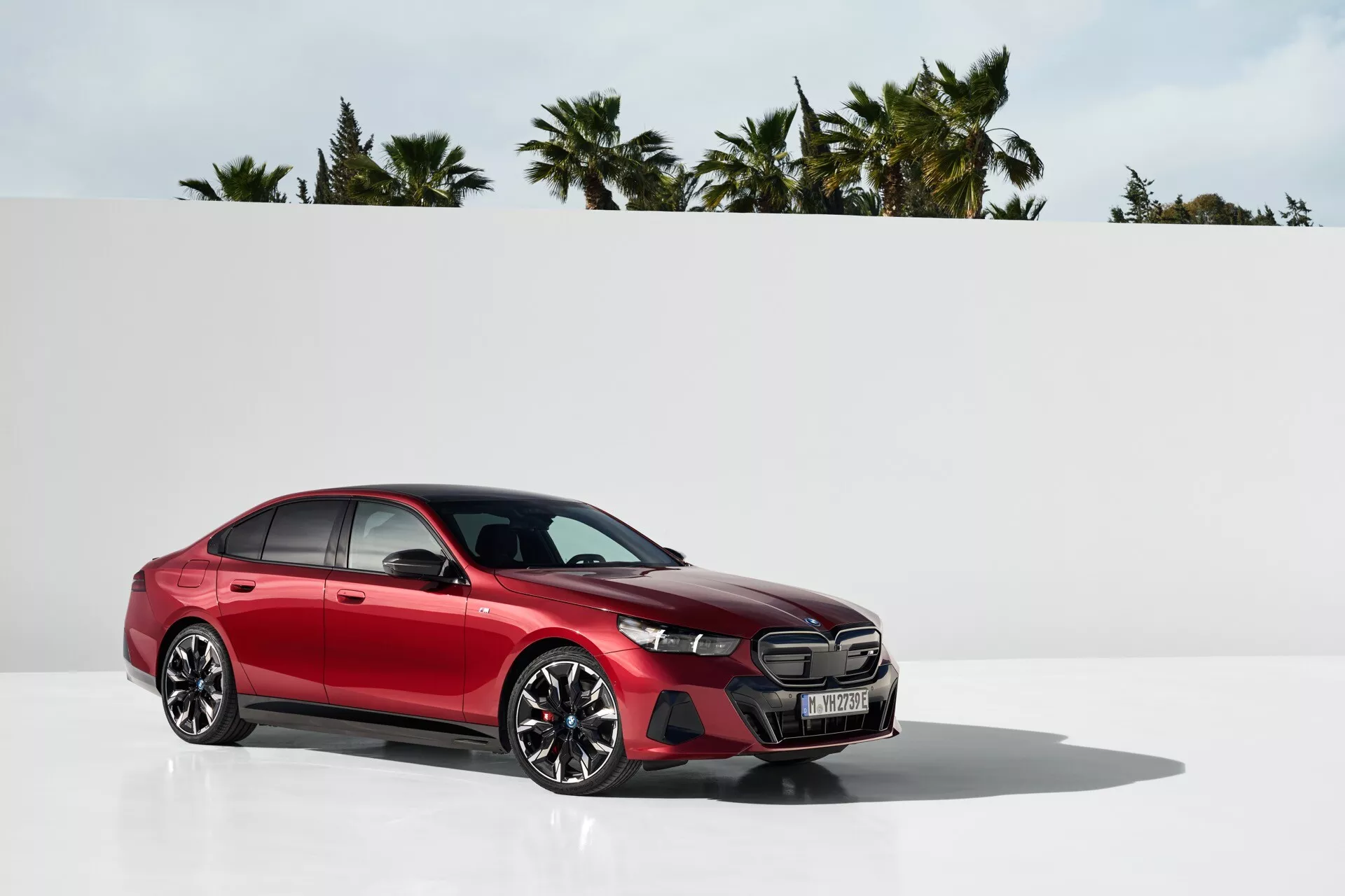 Moderný sedan BMW radu 5 z roku 2023 (G60-G61) v profilovom pohľade s odrazovou plochou a minimalistickým pozadím zdôrazňujúcim prednú mriežku, LED svetlomety, zliatinové kolesá a elegantný dizajn