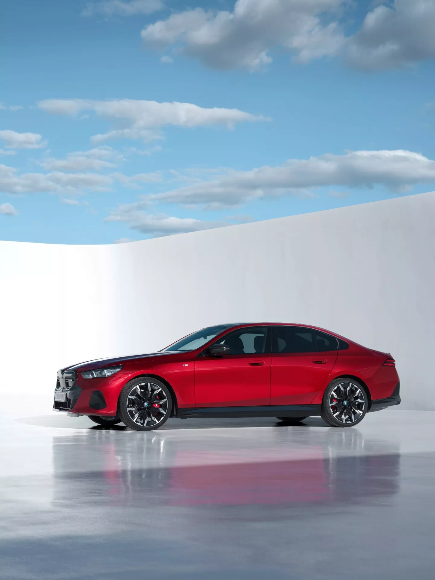 BMW radu 5 (G60-G61) pre rok 2023 predvádzajúce svoj elegantný dizajn a pokročilé funkcie