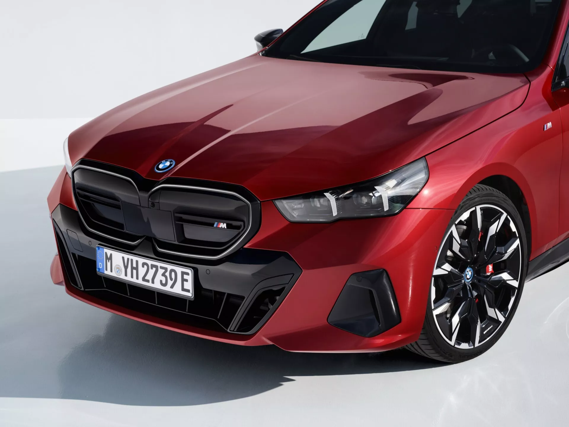 BMW radu 5 2023 (G60-G61) ukazujúce svoj sofistikovaný dizajn a najnovšie funkcie