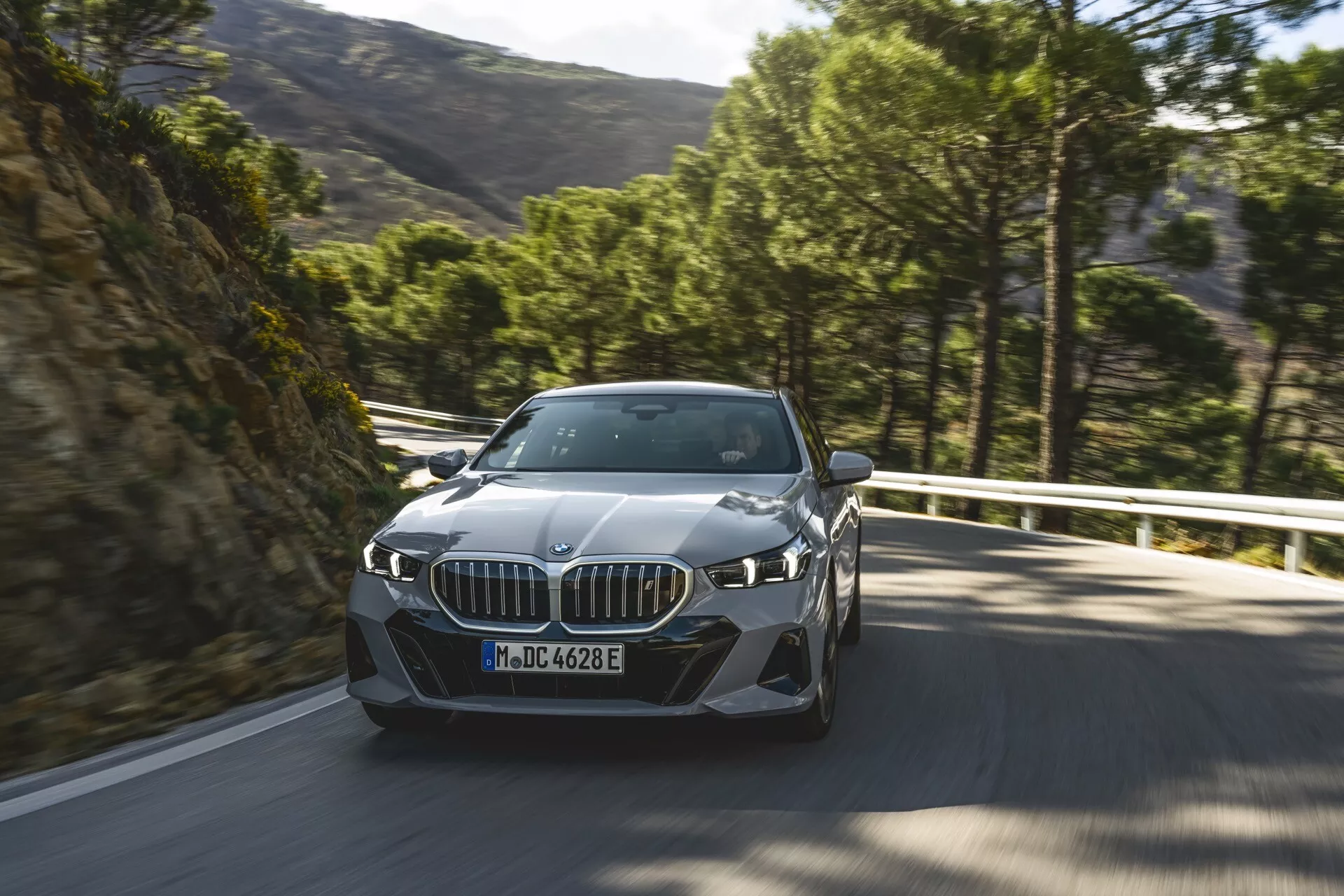 BMW radu 5 z roku 2023 (G60-G61) ukazuje svoj sofistikovaný dizajn a pokročilé technologické funkcie