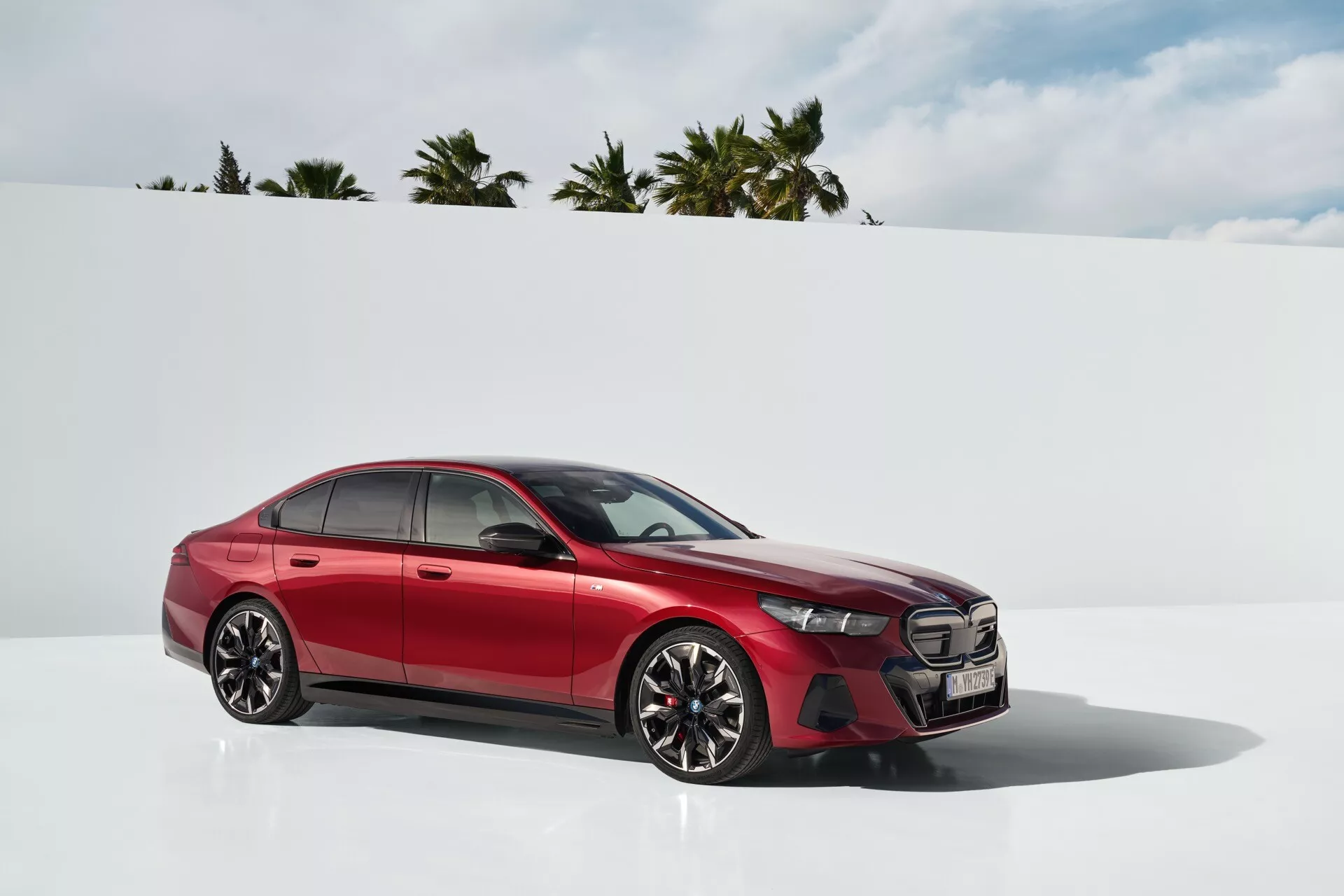 BMW radu 5 (G60-G61) 2023 predvádza svoj štýlový dizajn, pokročilé technologické funkcie a výkonný výkon v modernom mestskom prostredí