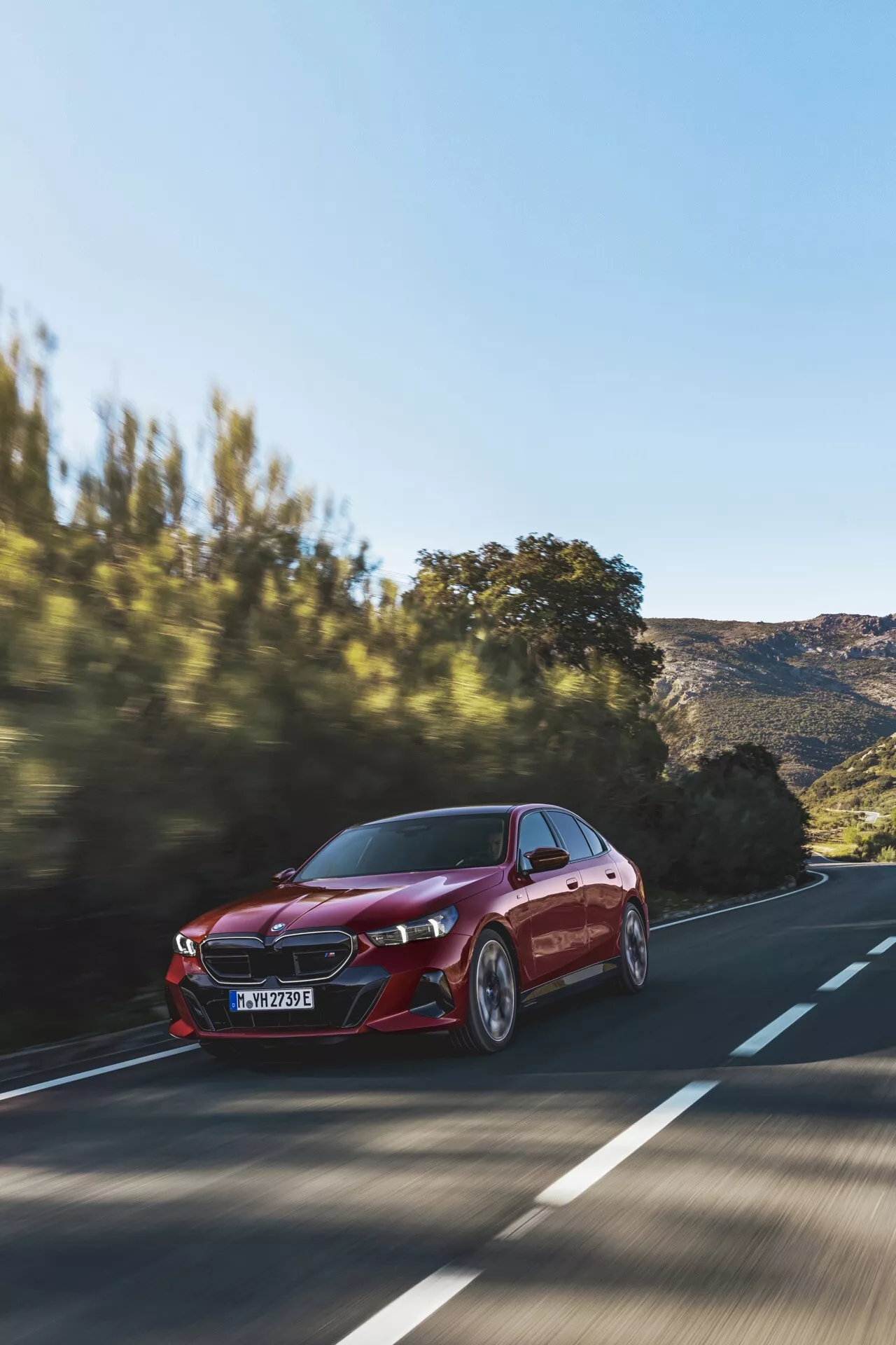 Model BMW radu 5 rok 2023 G60-G61 v elegantnej striebornej farbe prezentujúci pokročilé dizajnové a technologické funkcie