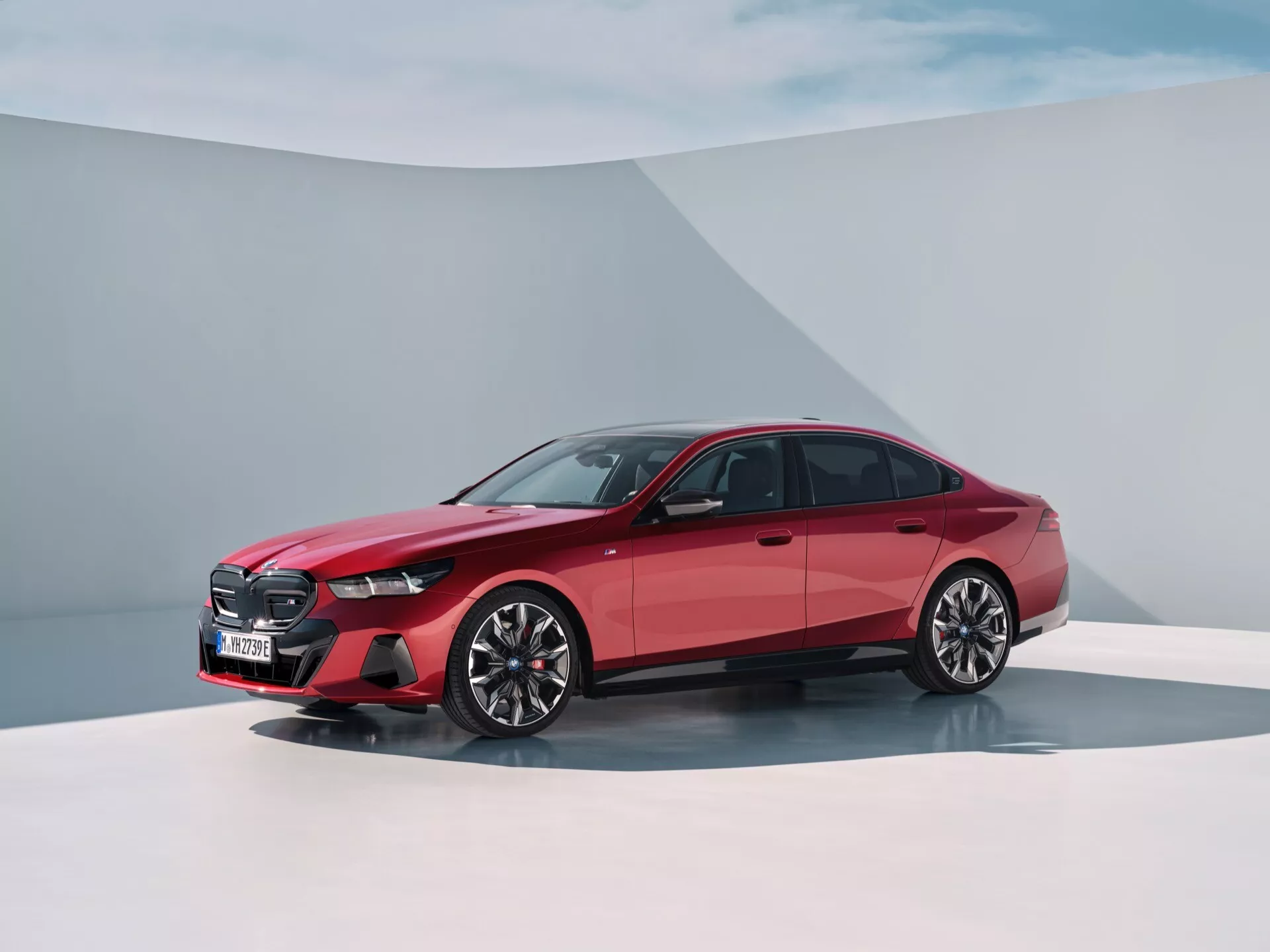 Moderný sedan BMW radu 5 (G60-G61) rok 2023 v pohľade z troch štvrtín zpredu ukazujúci vonkajší dizajn, LED svetlomety a zliatinové kolesá pod štúdiovým osvetlením