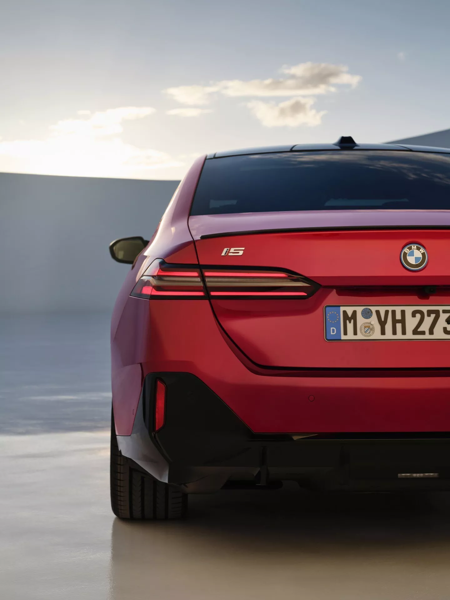 Detailný pohľad na zadnú časť vozidla BMW radu 5 2023 (G60-G61) predstavujúci LED zadné svetlá, elegantný dizajn a emblém modelu 'i5' na pozadí sofistikovaného exteriéru