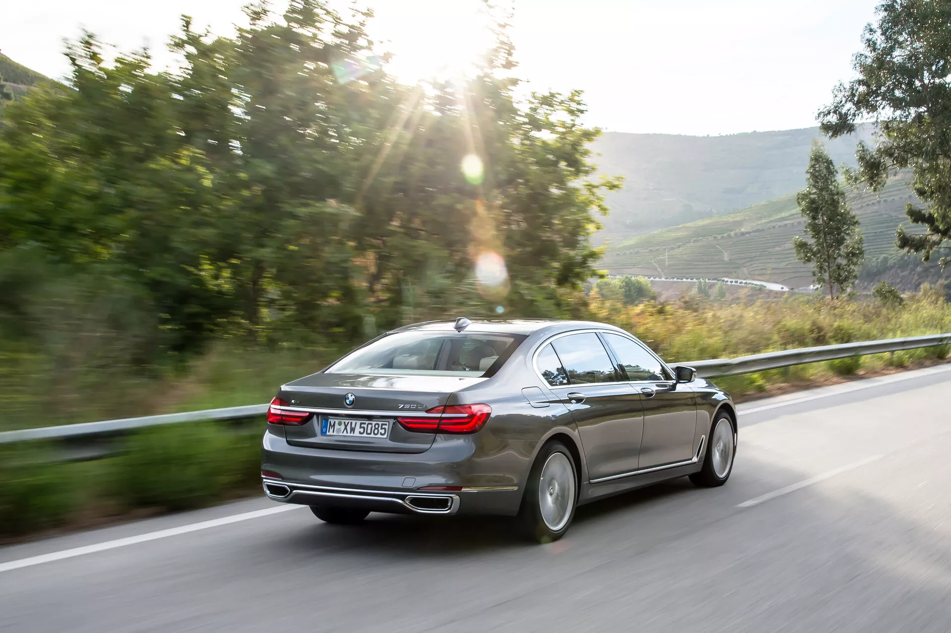 Luxusný sedan BMW 7er-reihe 2015 (G11-G12) s elegantným dizajnom, pokročilou technológiou a prémiovým interiérom