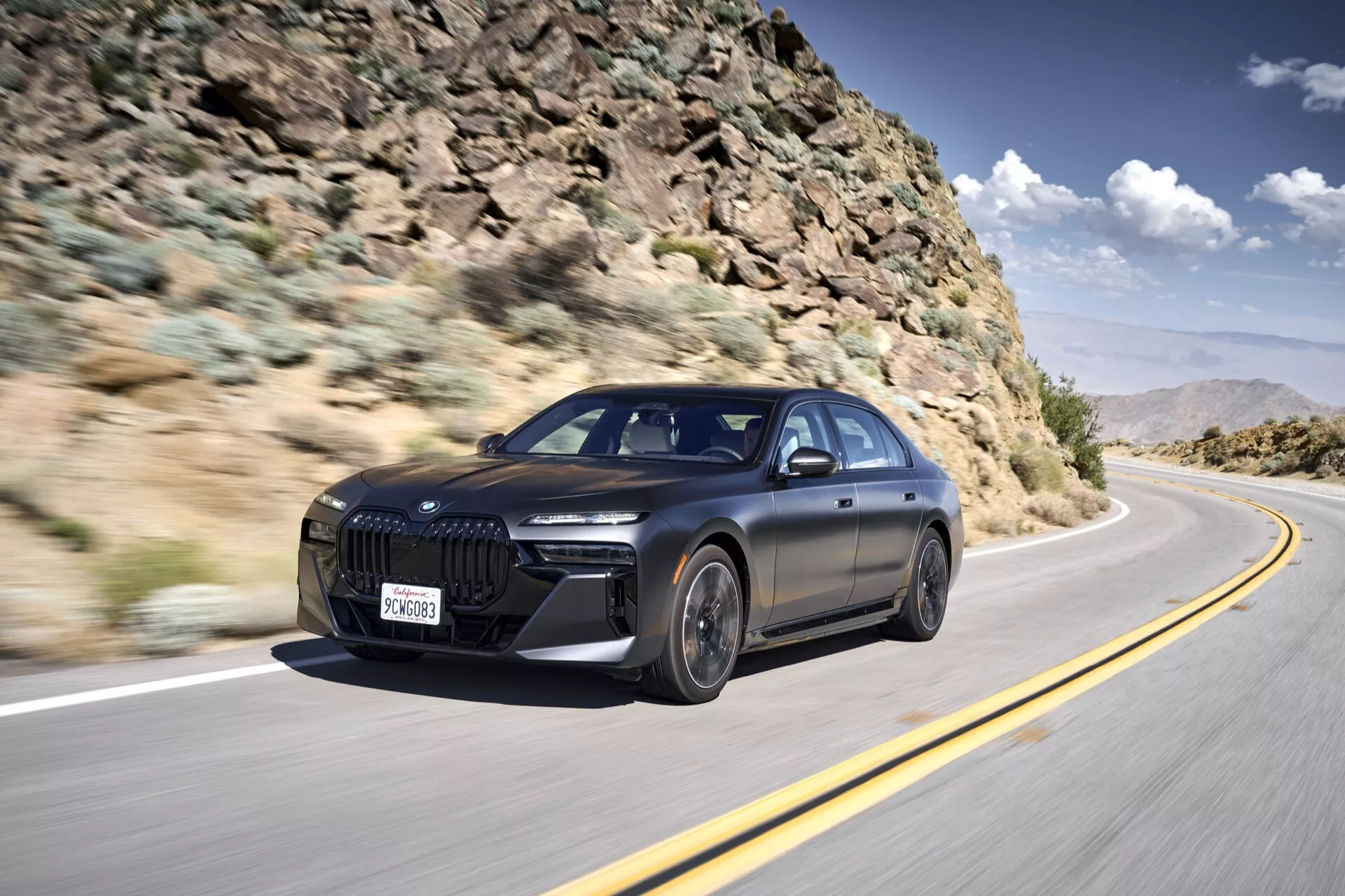Model BMW i7 G70 pre rok 2022 predstavuje svoj elegantný vonkajší dizajn, inovatívny osvetľovací systém a moderné luxusné dokončenie