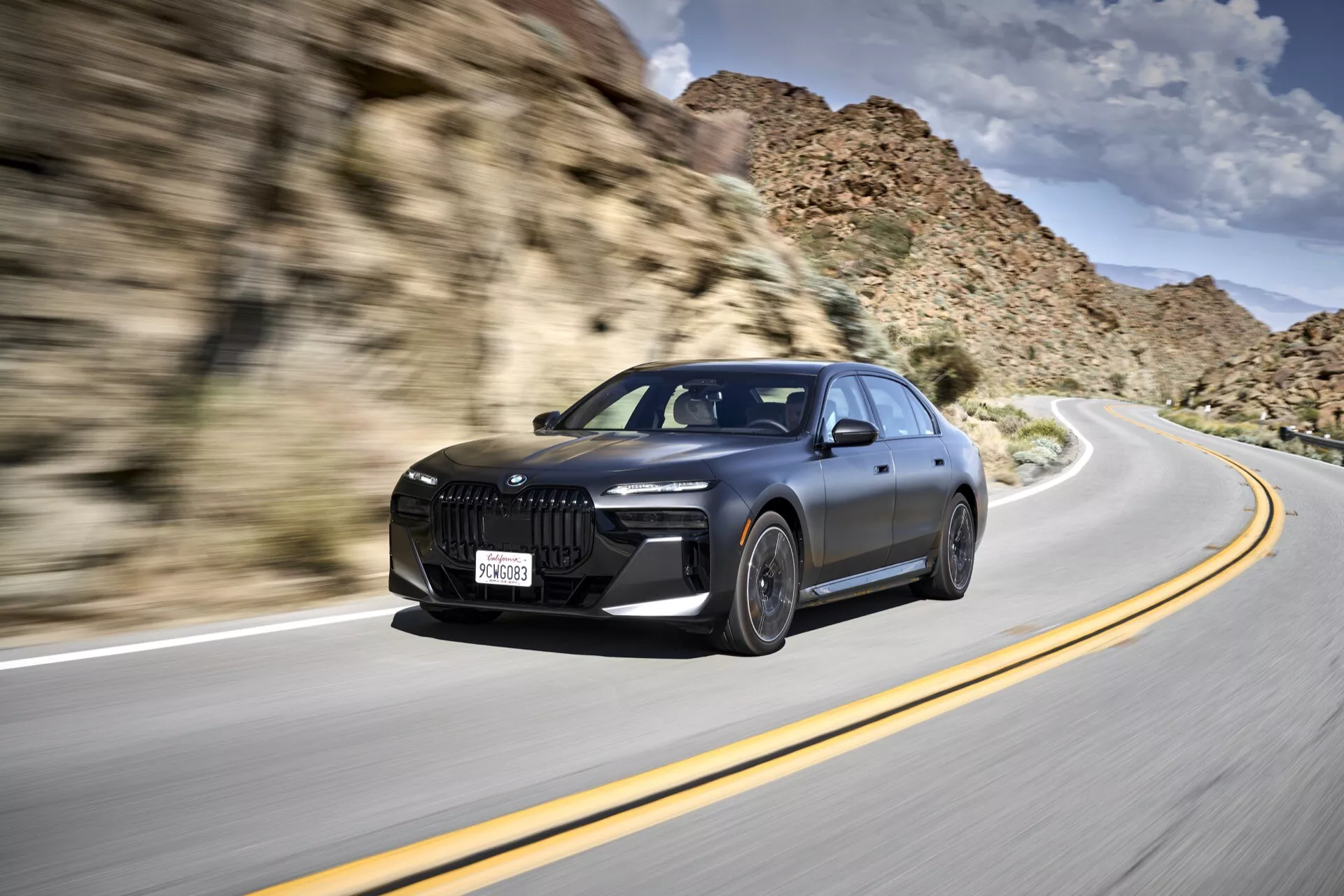 Model BMW i7 G70 z roku 2022 v elegantnej čiernej farbe predstavujúci pokročilú technológiu a luxusné vlastnosti