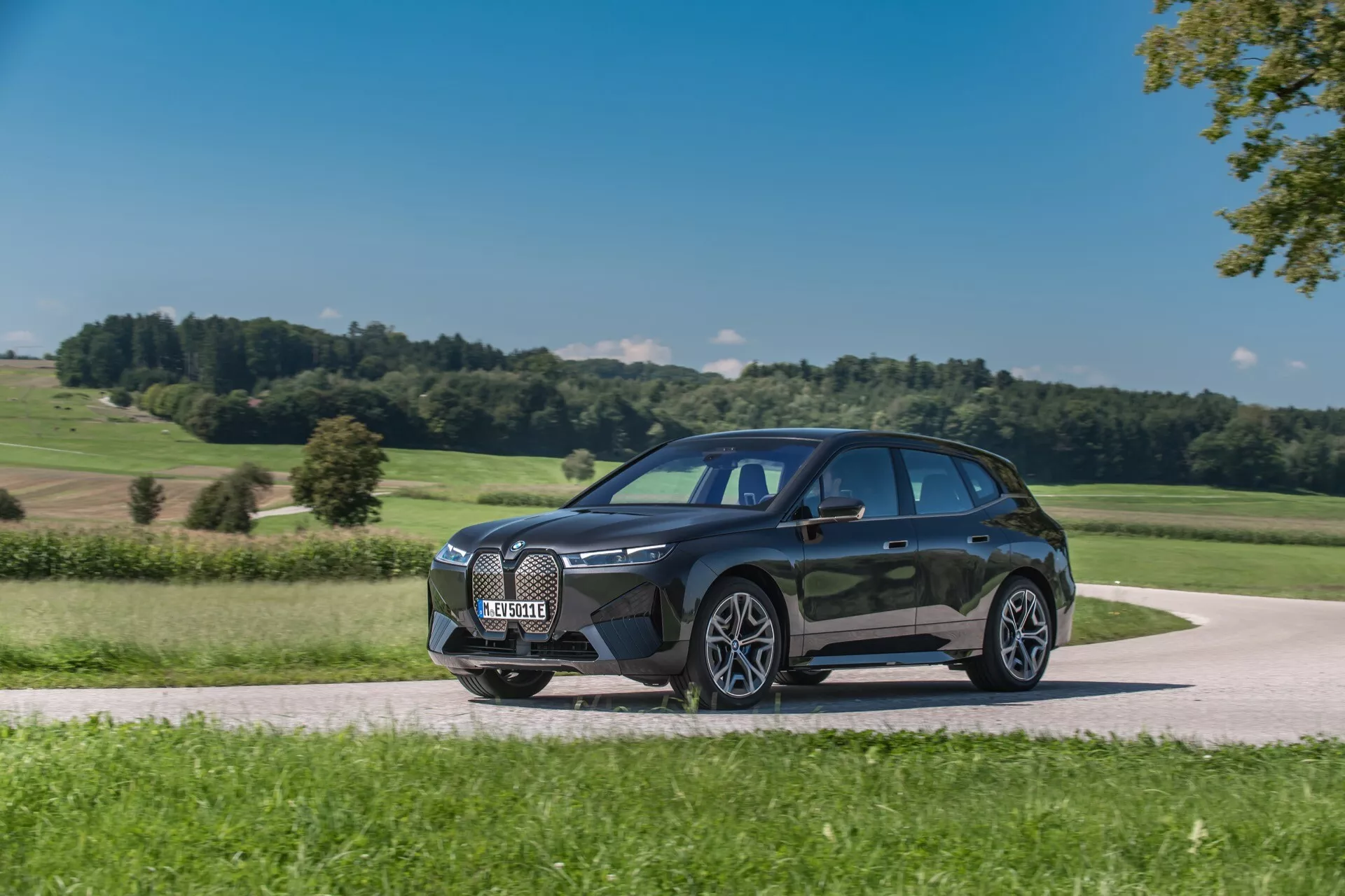 Model BMW iX i20 z roku 2021 v elegantnom dizajne predvádzajúci jeho futuristický exteriér, elegantné línie a inovatívnu technológiu