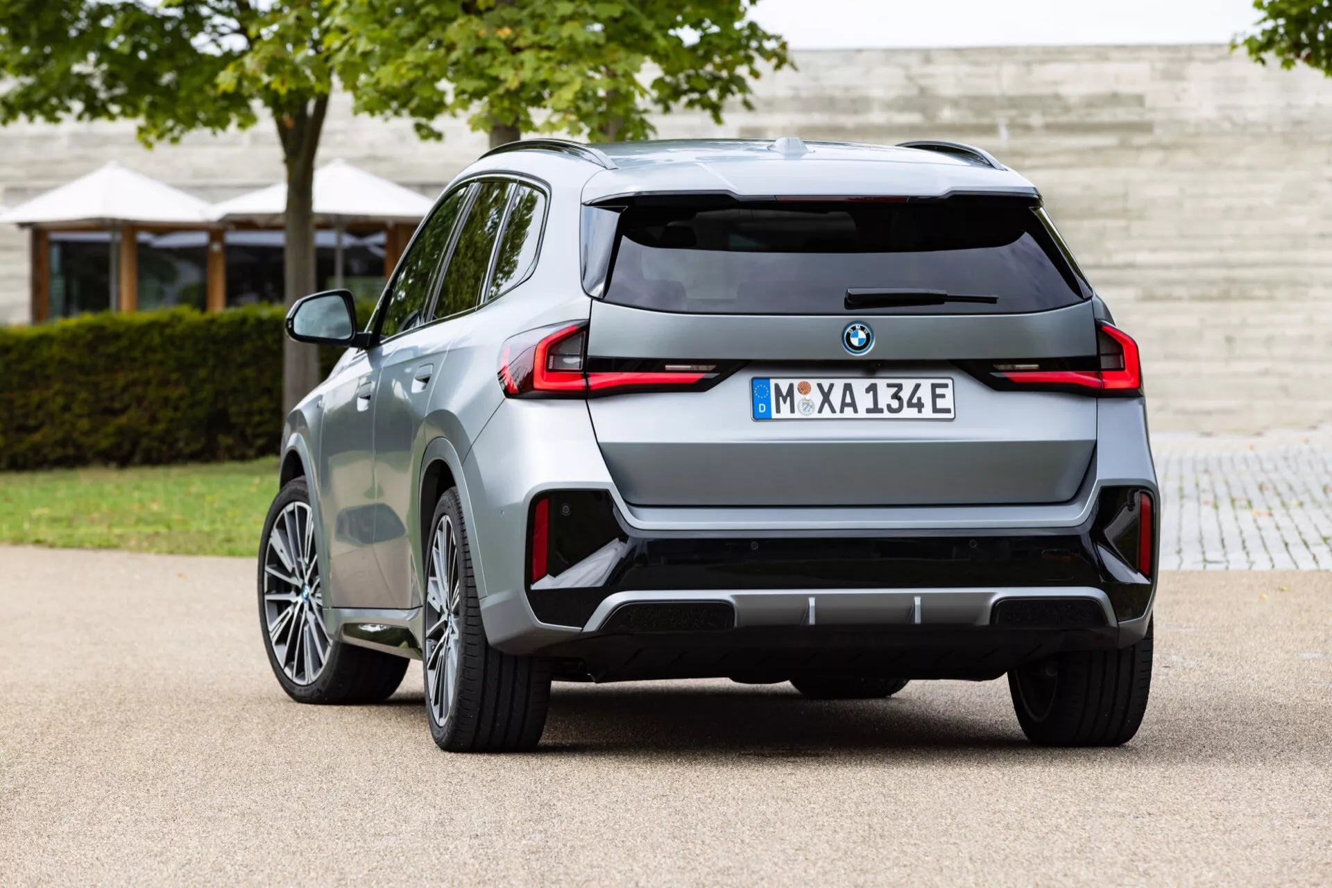 Predný pohľad na BMW iX1 2022 (U11) s elegantným dizajnom, inovatívnym osvetľovacím systémom a aerodynamickou konštrukciou.