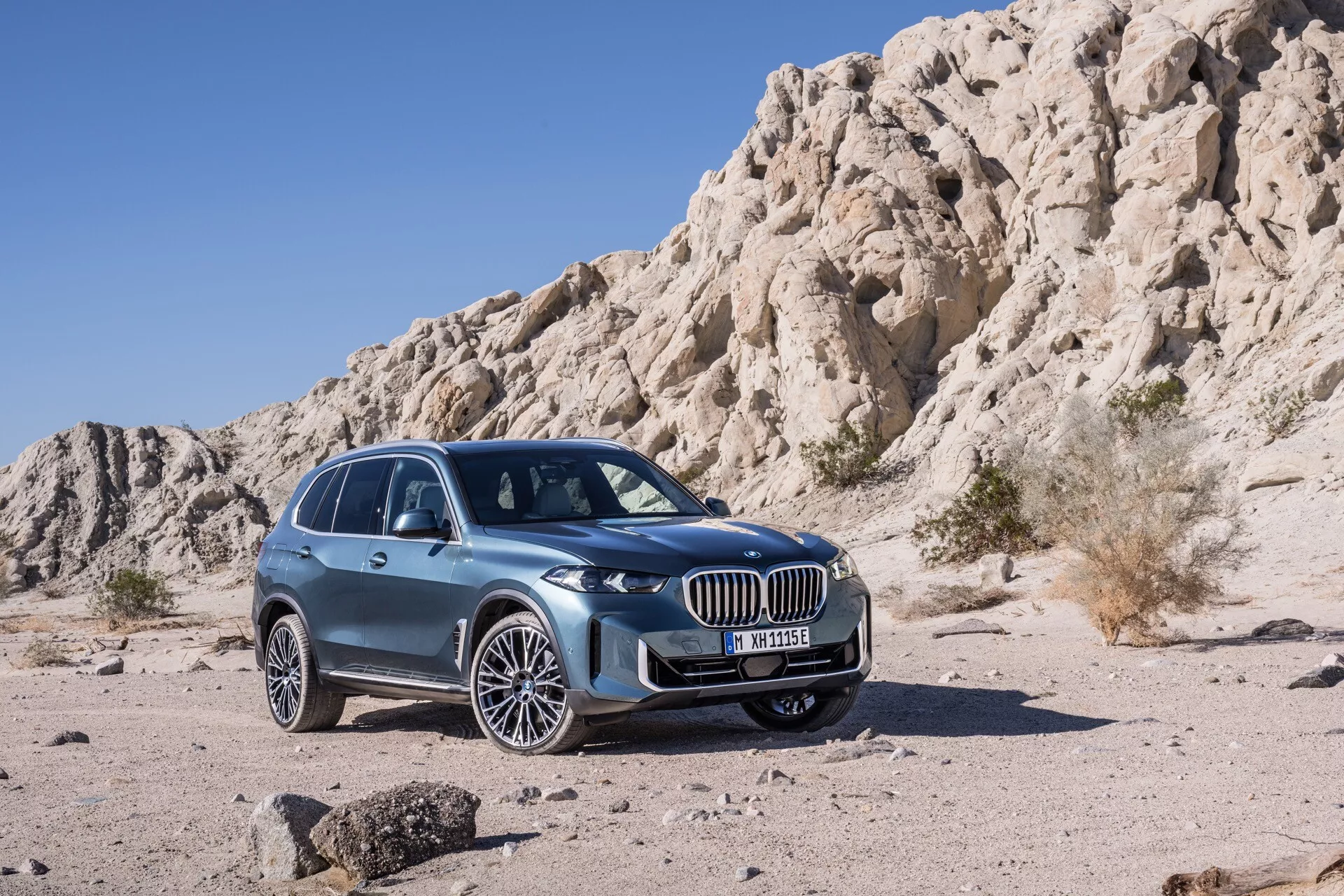 Facelift model BMW X5 2023 (G05-F95) predstavujúci pokročilé dizajnové prvky a štátne technológie