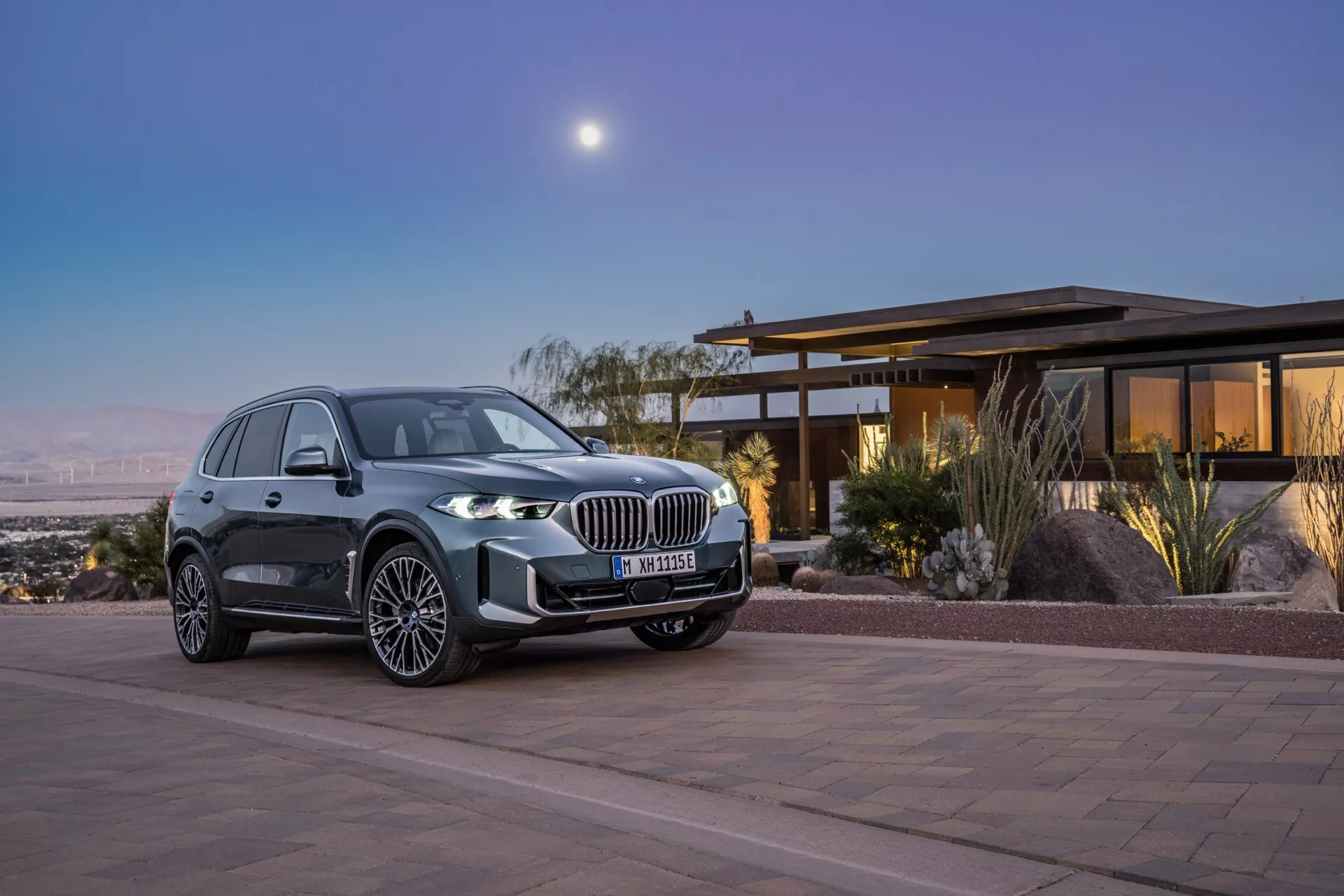 BMW X5 2023 (G05-F95-Facelift) ukazuje svoj elegantný dizajn a moderné funkcie