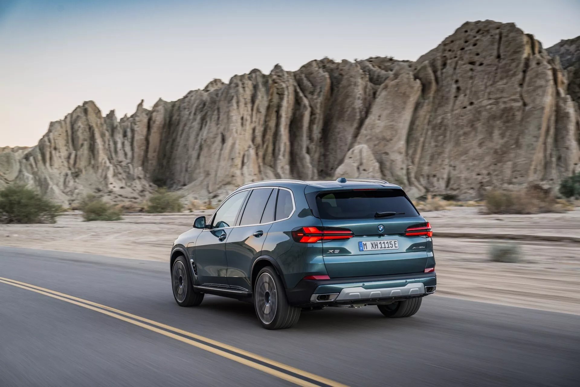 Facelift model BMW X5 2023 (G05-F95) v alpskej bielej so svojím dynamickým dizajnom, LED svetlometmi a novými zliatinovými kolesami