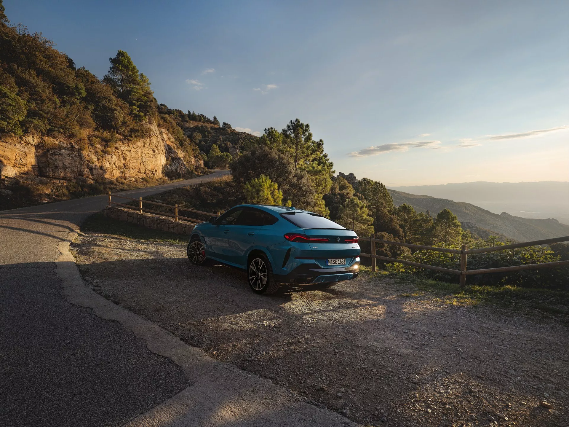 BMW X6 2023 (G06 F96 facelift) predvádza svoj elegantný dizajn, moderné technologické funkcie a výkonný motor v elegantnej prezentácii