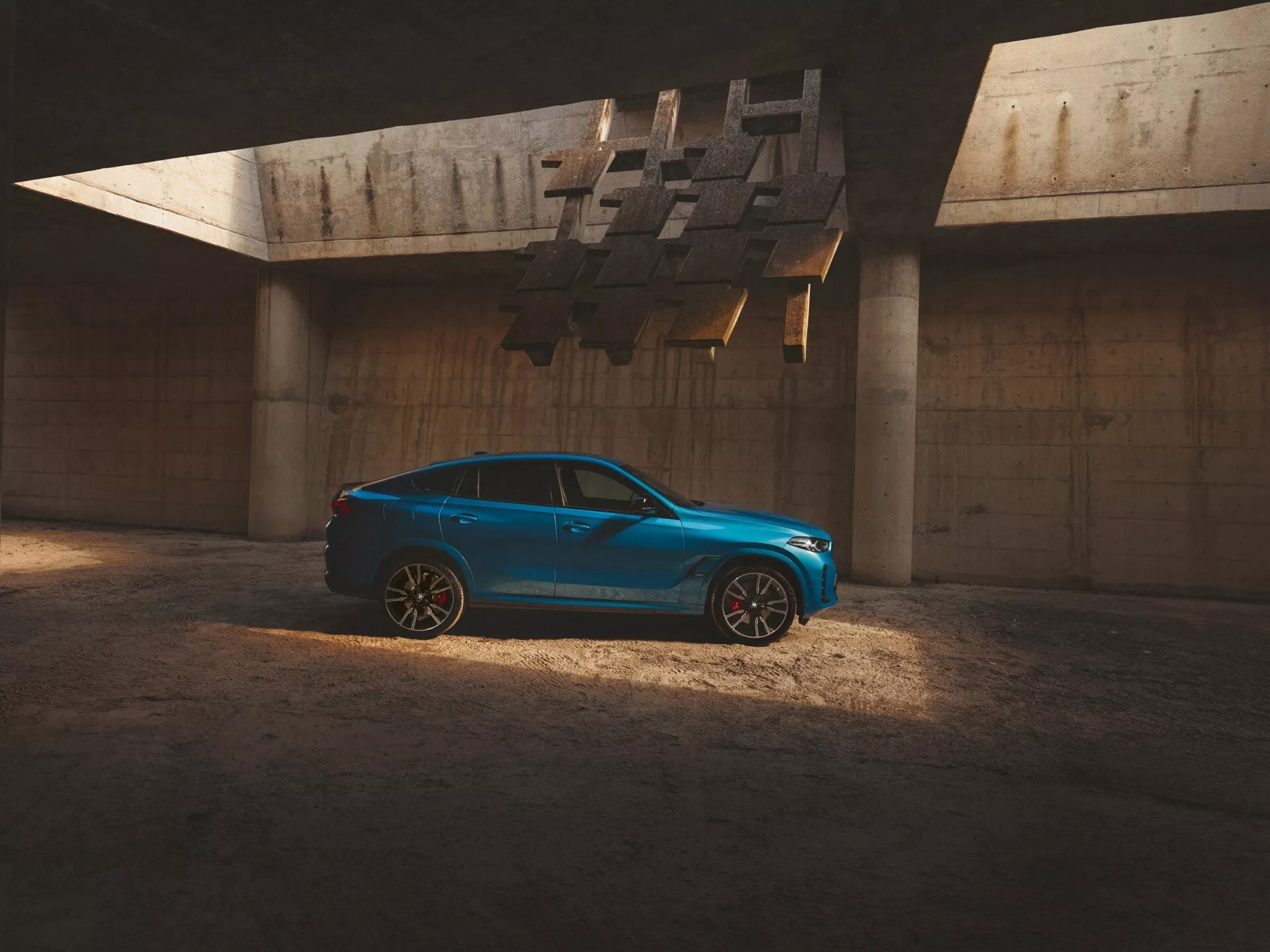 Facelift model BMW X6 2023 (G06-F96) v dynamickom postoji ukazujúci detaily, pokročilé funkcie a elegantný dizajn