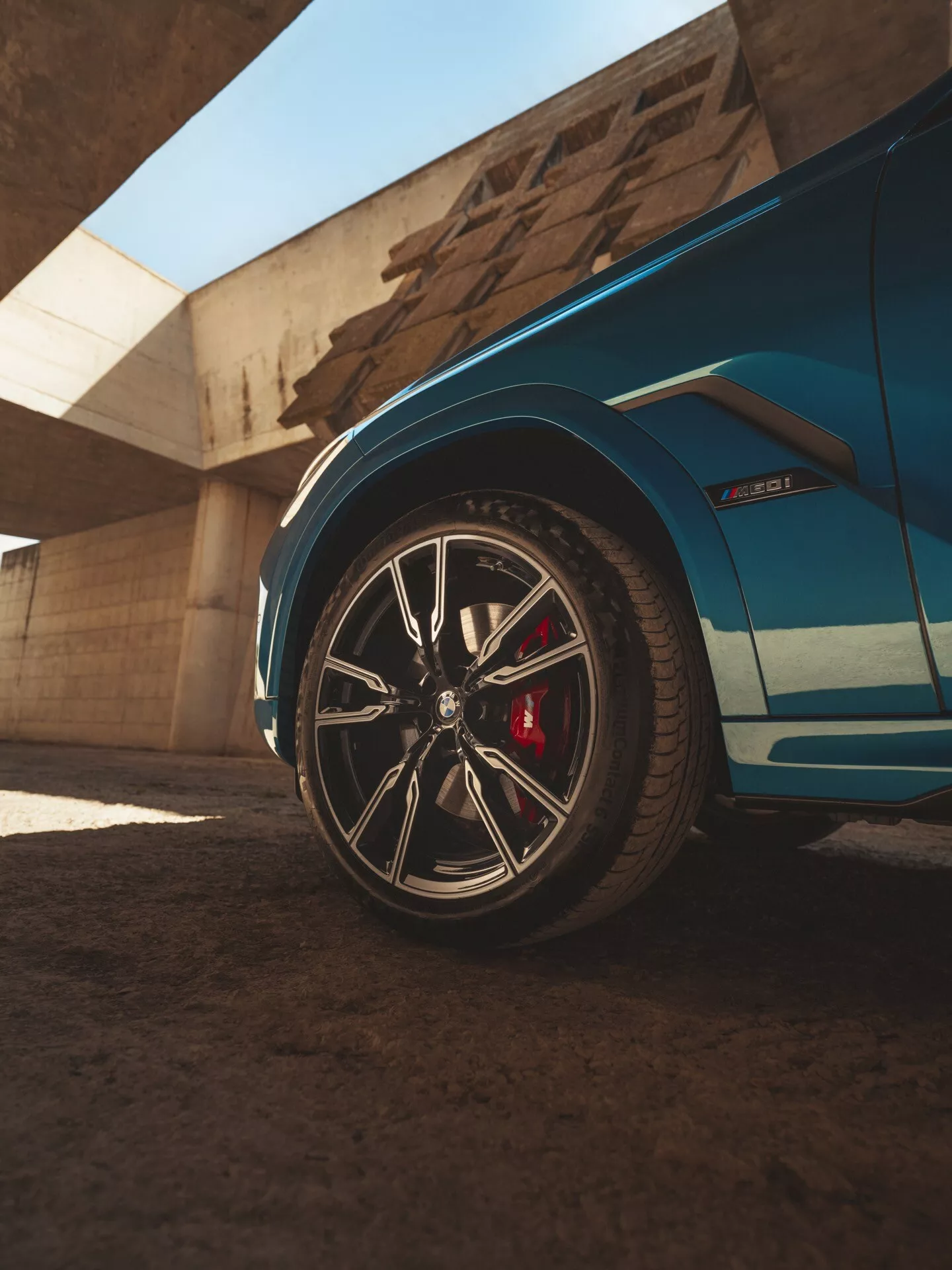 BMW X6 2023 (G06 F96 facelift) ukazuje svoj elegantný dizajn a pokročilé funkcie v dynamickom postoji