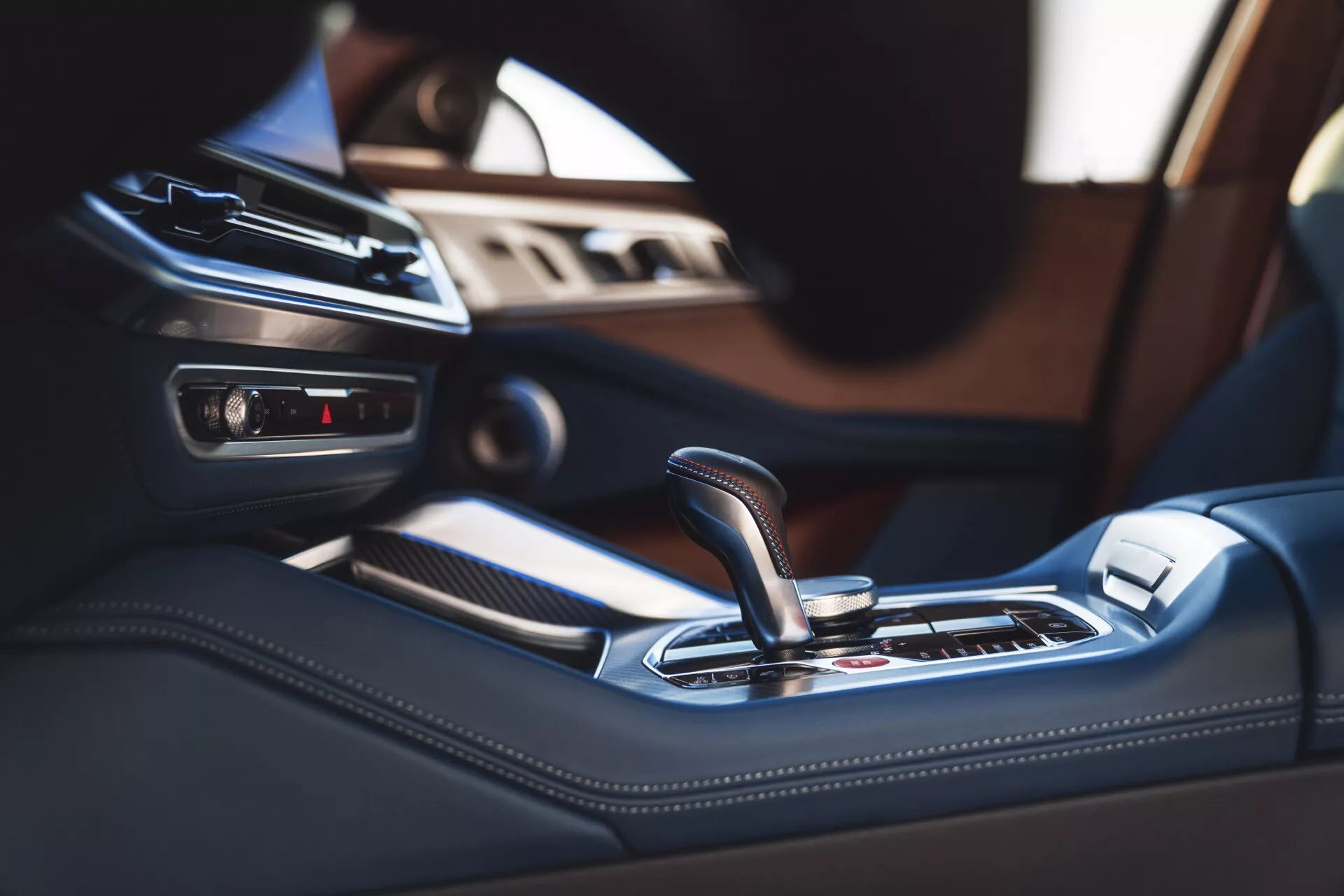 Pohľad do interiéru BMW XM (G09) 2023 so zameraním na stredovú konzolu a páku automatickej prevodovky s pokročilými technologickými funkciami a luxusným vyhotovením