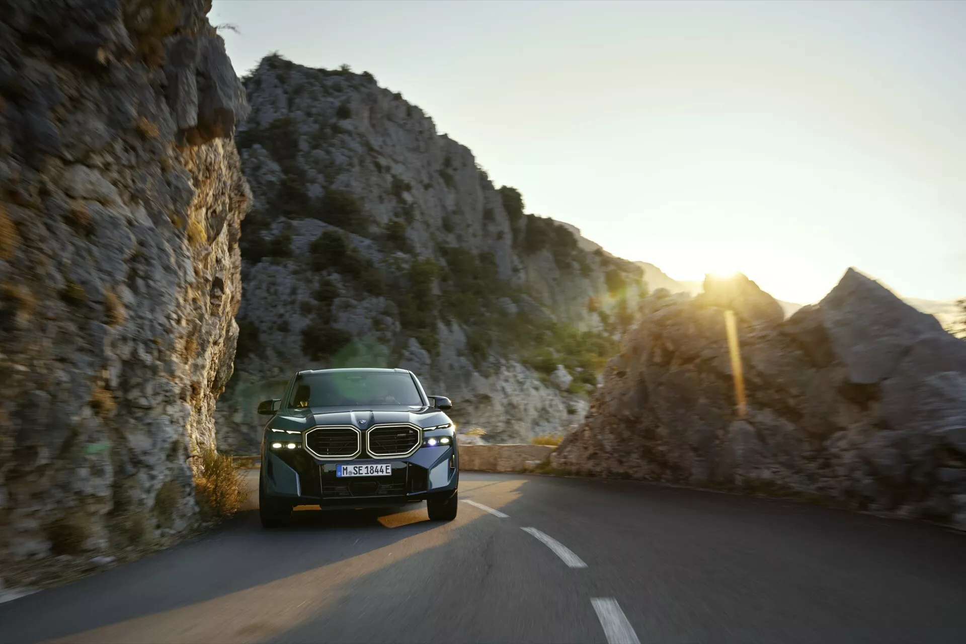 BMW XM (G09) 2023 predvádzajúce svoj elegantný dizajn, inovatívnu hybridnú technológiu a luxusný interiér