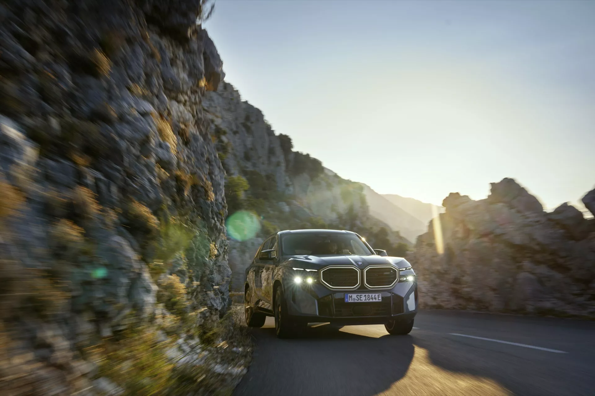 BMW XM (G09) 2023 v elegantnej čiernej farbe, zaparkované vonku, predvádzajúce svoj uhlový dizajn, LED svetlomety a veľkú obličkovú mriežku